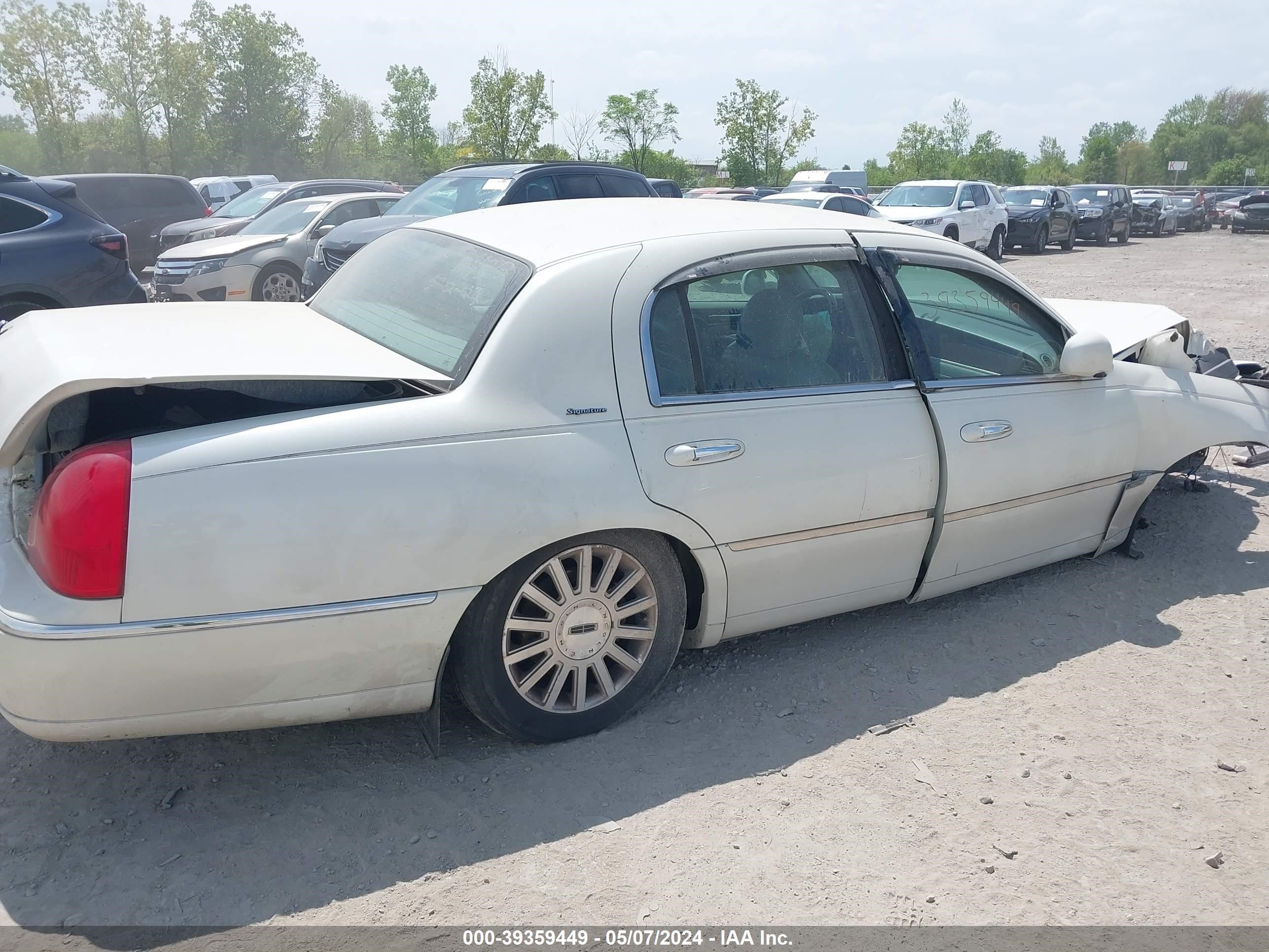 Photo 13 VIN: 1LNHM82W93Y676861 - LINCOLN TOWN CAR 