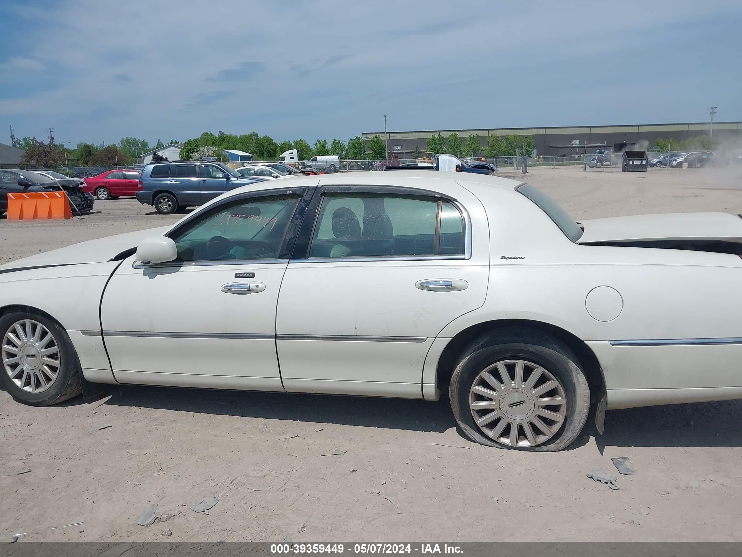 Photo 14 VIN: 1LNHM82W93Y676861 - LINCOLN TOWN CAR 