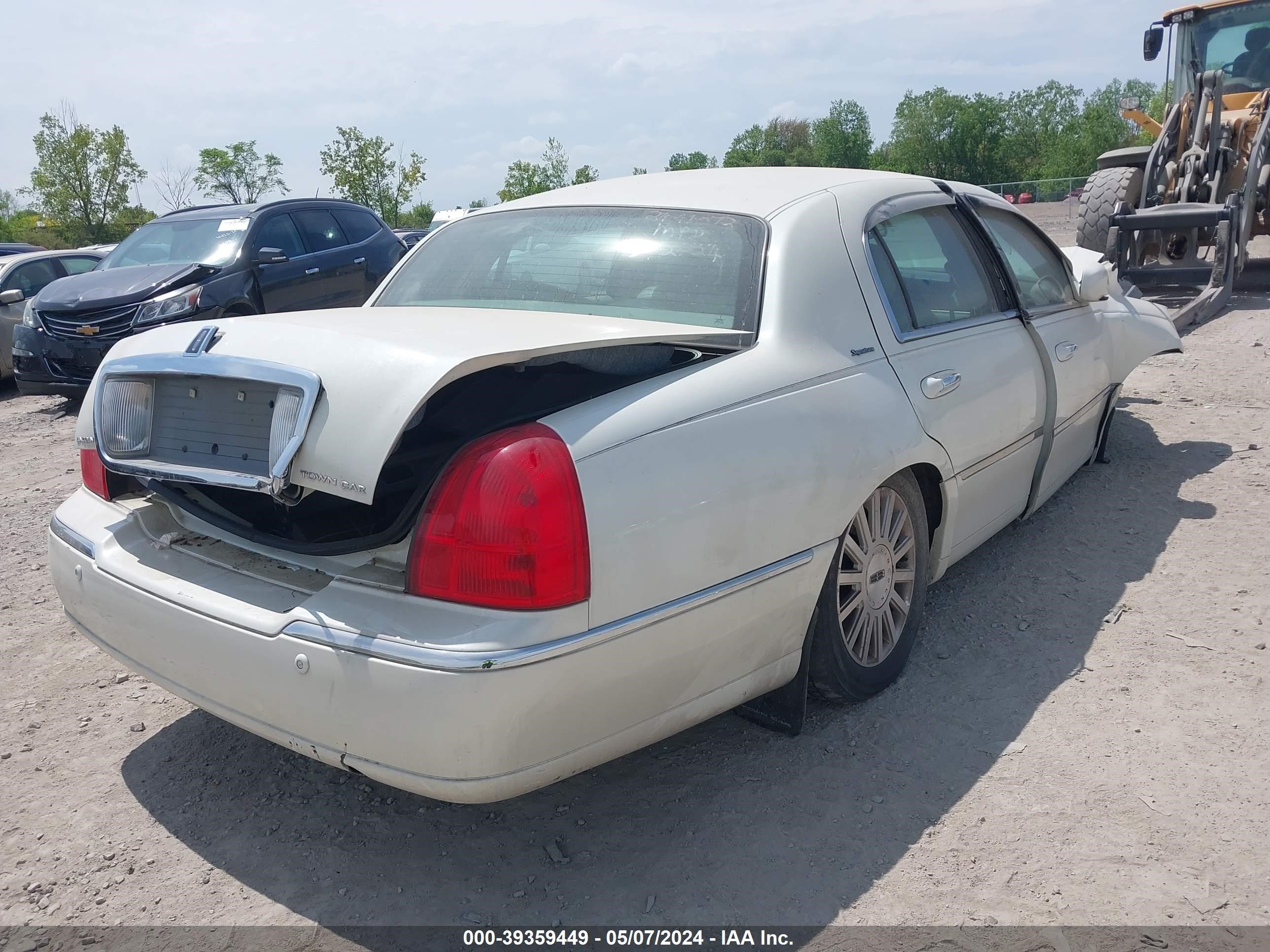 Photo 3 VIN: 1LNHM82W93Y676861 - LINCOLN TOWN CAR 