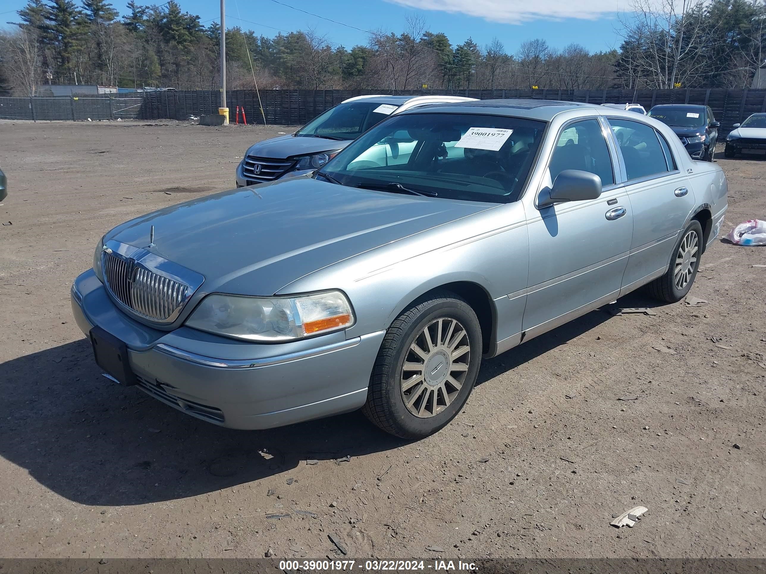 Photo 1 VIN: 1LNHM82W96Y637319 - LINCOLN TOWN CAR 