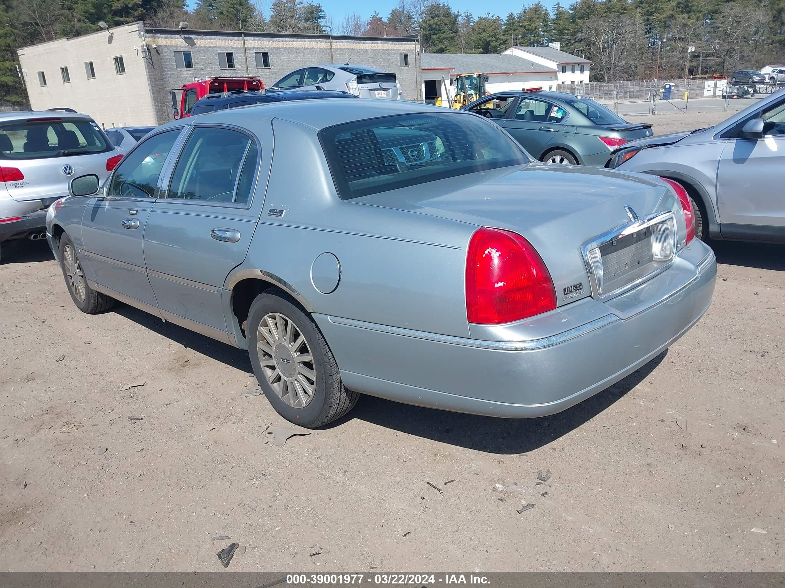 Photo 2 VIN: 1LNHM82W96Y637319 - LINCOLN TOWN CAR 