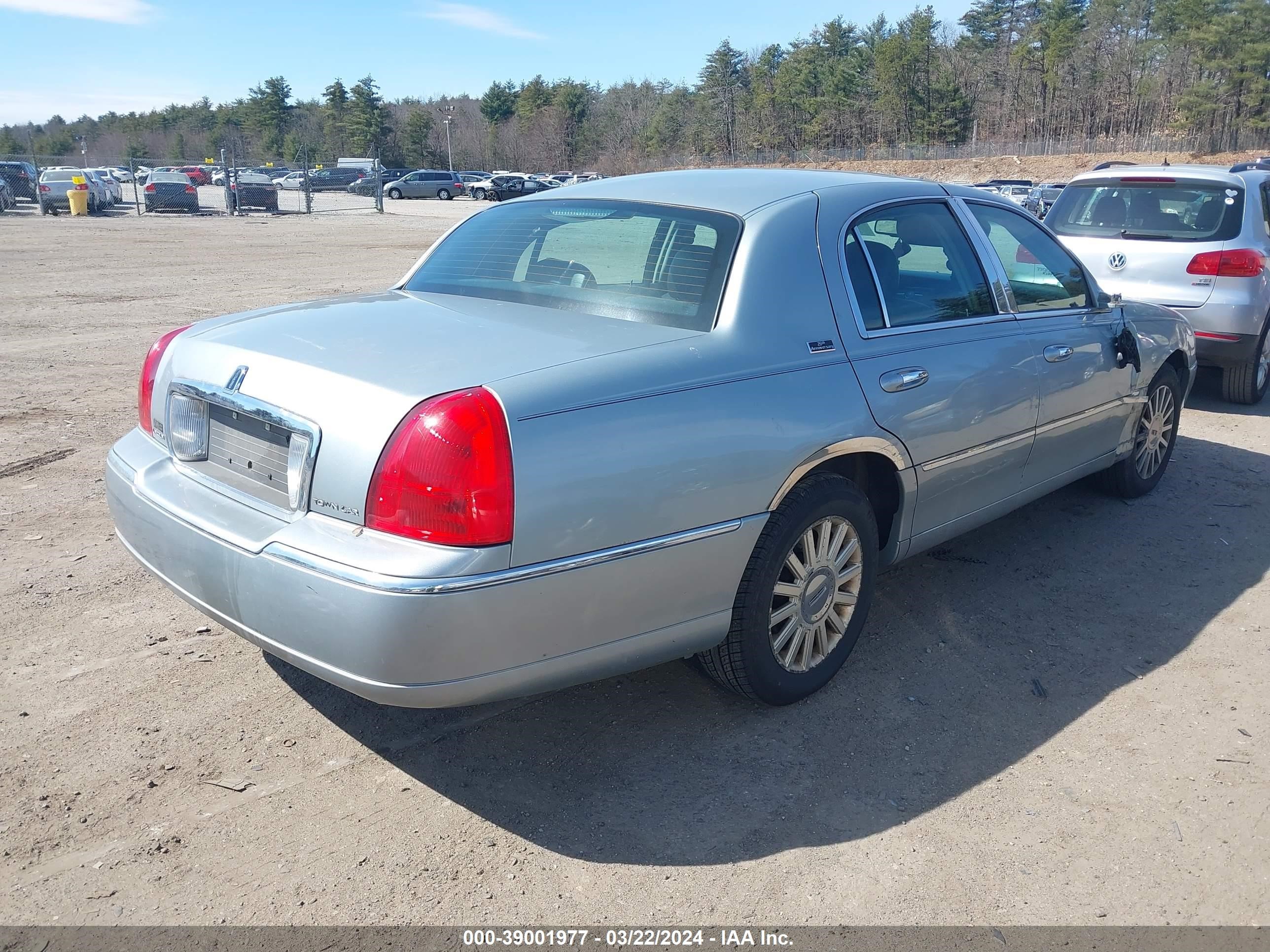 Photo 3 VIN: 1LNHM82W96Y637319 - LINCOLN TOWN CAR 