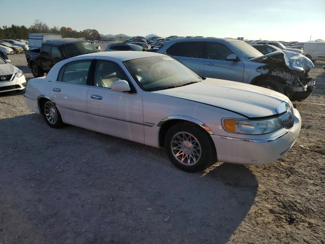 Photo 3 VIN: 1LNHM82W9YY837636 - LINCOLN TOWN CAR 