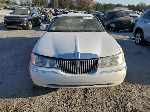 Photo 4 VIN: 1LNHM82W9YY837636 - LINCOLN TOWN CAR 