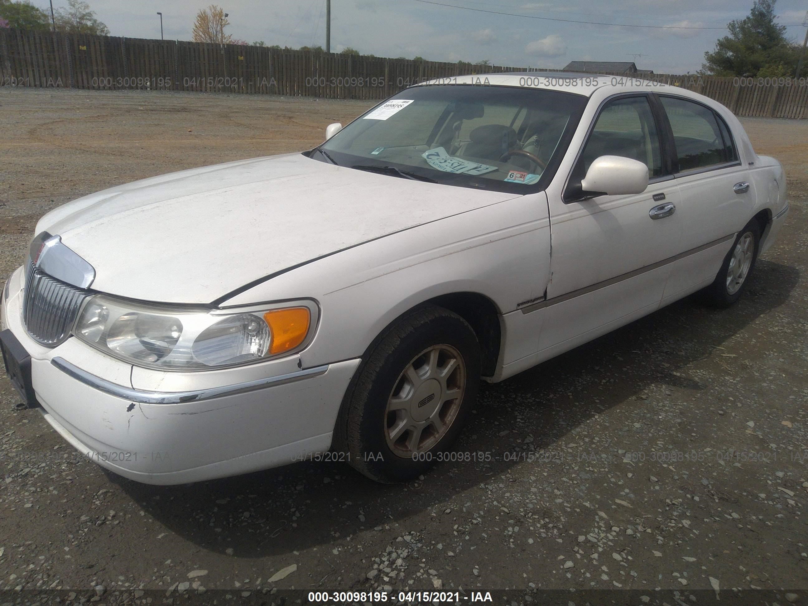 Photo 1 VIN: 1LNHM82W9YY938787 - LINCOLN TOWN CAR 