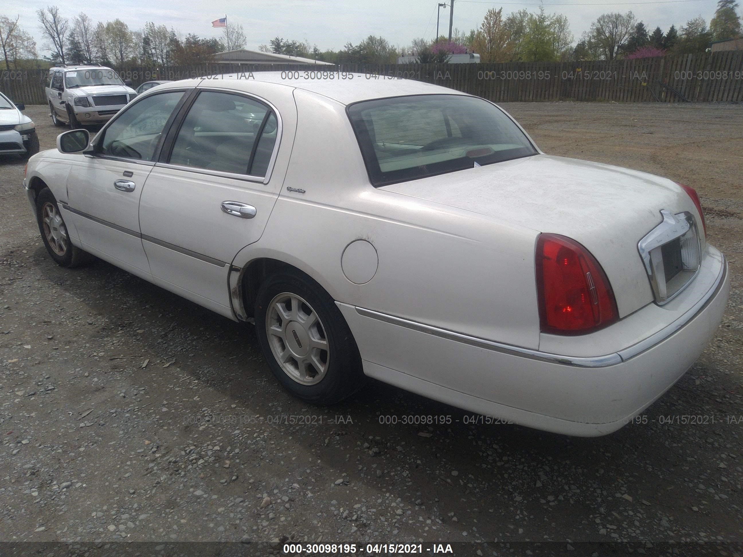 Photo 2 VIN: 1LNHM82W9YY938787 - LINCOLN TOWN CAR 