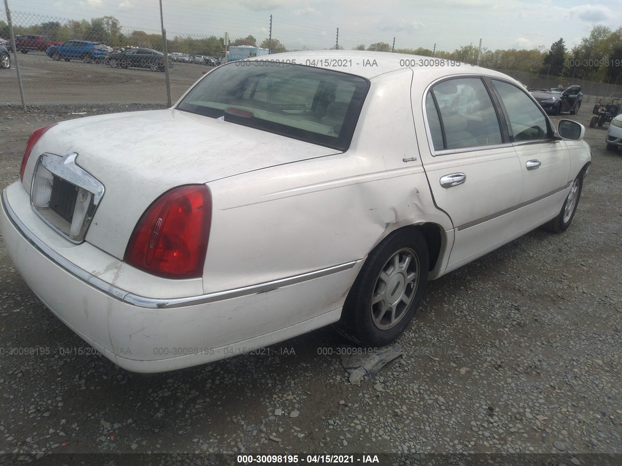 Photo 3 VIN: 1LNHM82W9YY938787 - LINCOLN TOWN CAR 