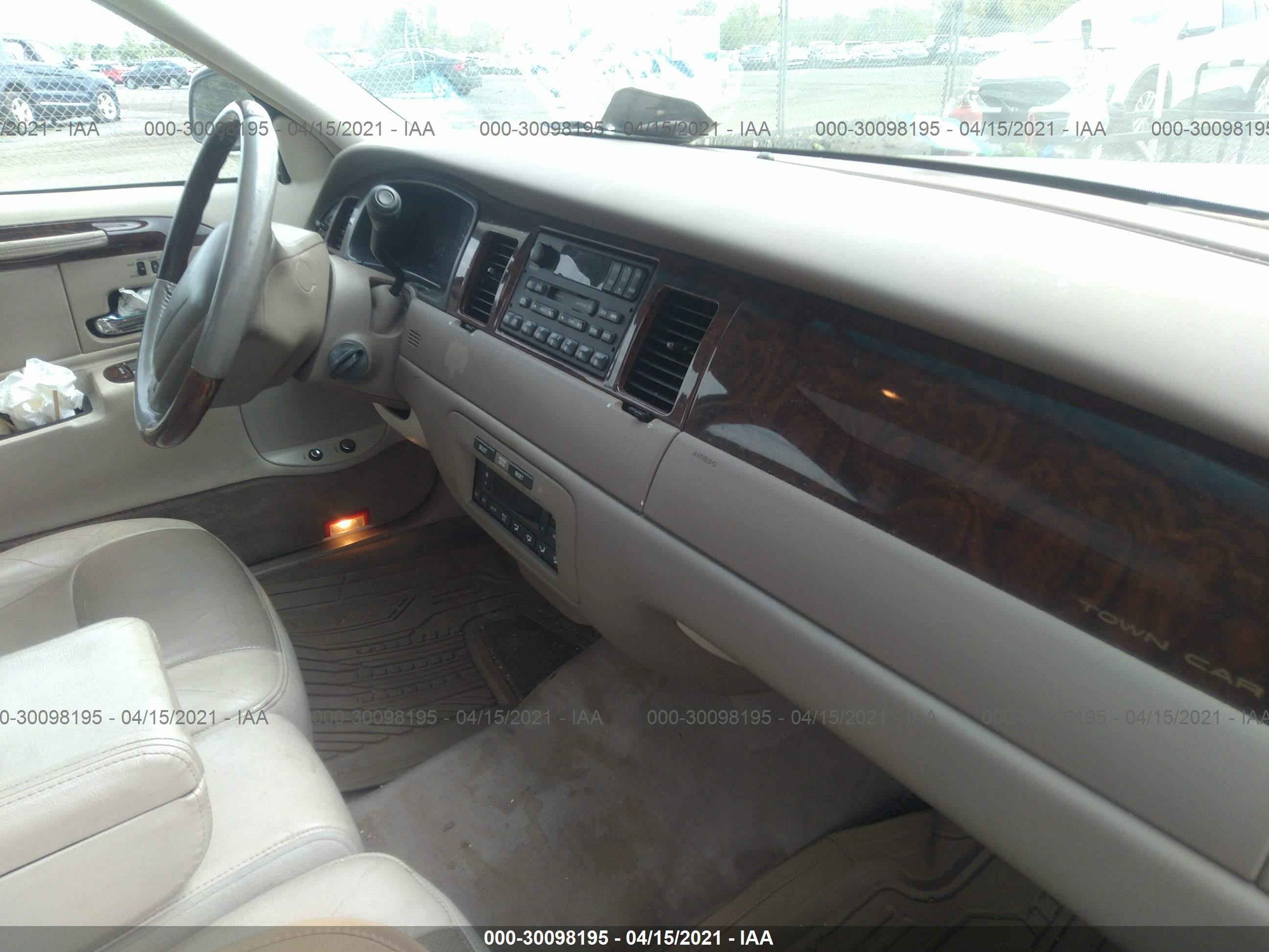 Photo 4 VIN: 1LNHM82W9YY938787 - LINCOLN TOWN CAR 