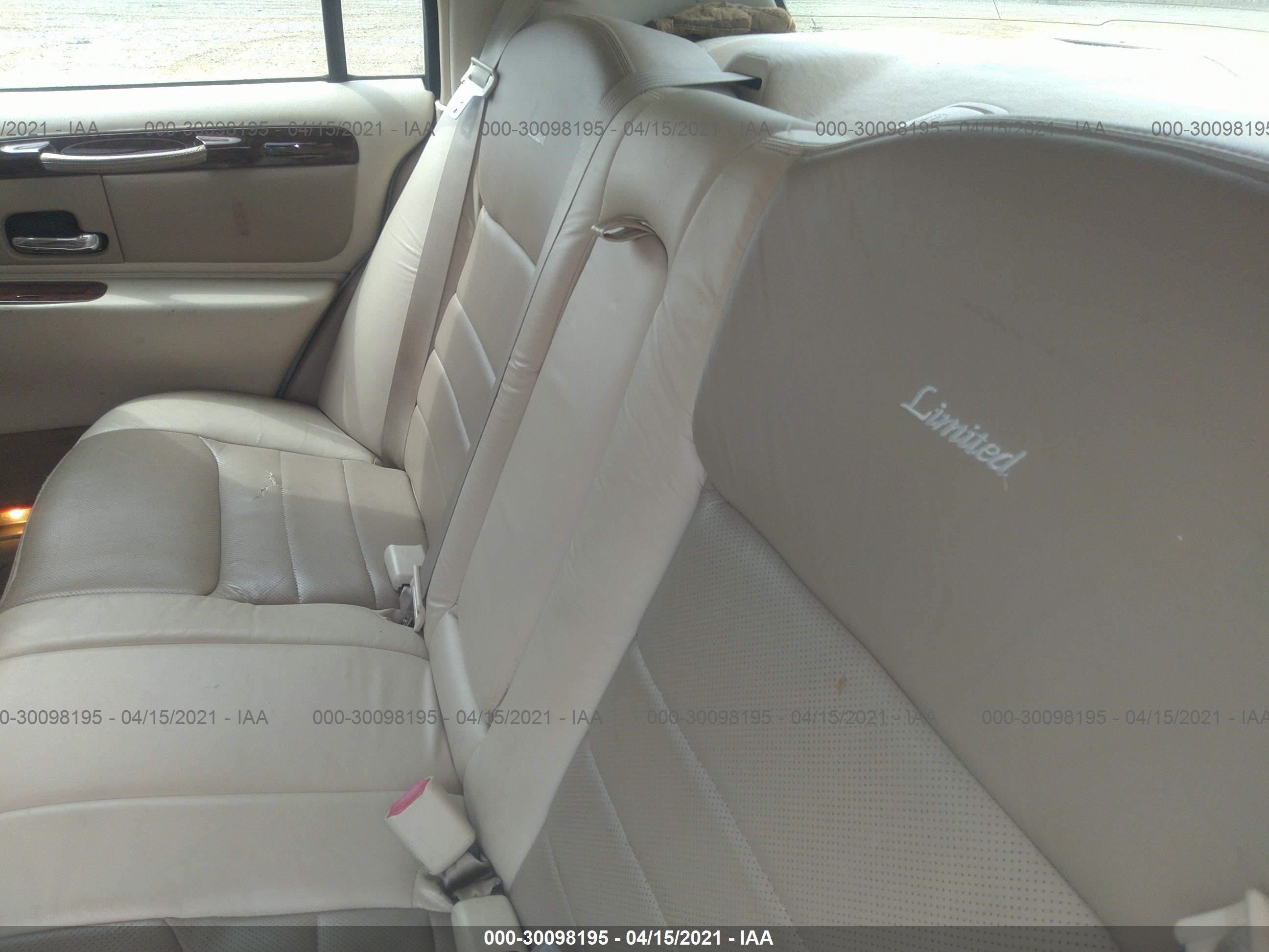 Photo 7 VIN: 1LNHM82W9YY938787 - LINCOLN TOWN CAR 