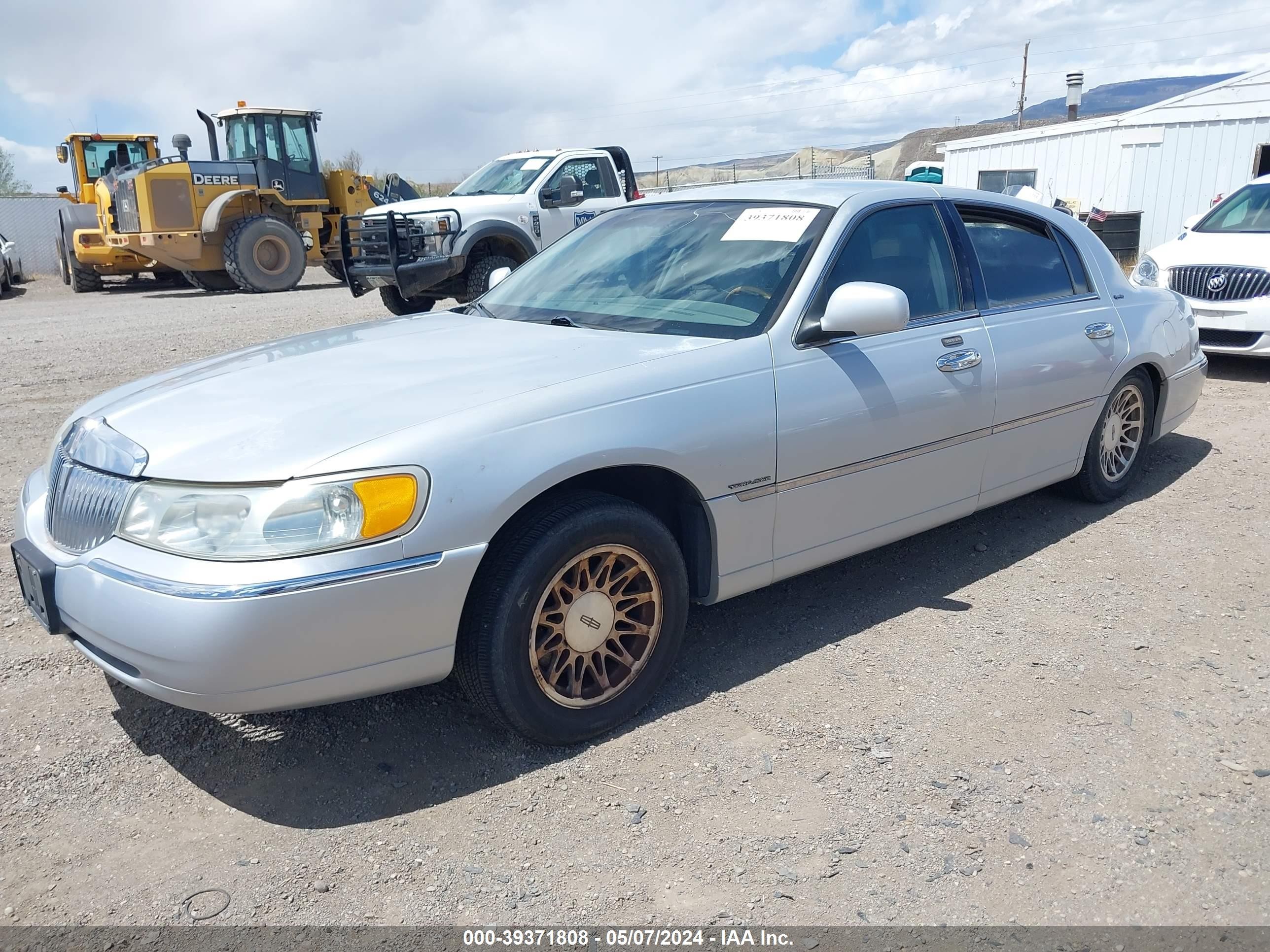 Photo 1 VIN: 1LNHM82WX1Y607187 - LINCOLN TOWN CAR 