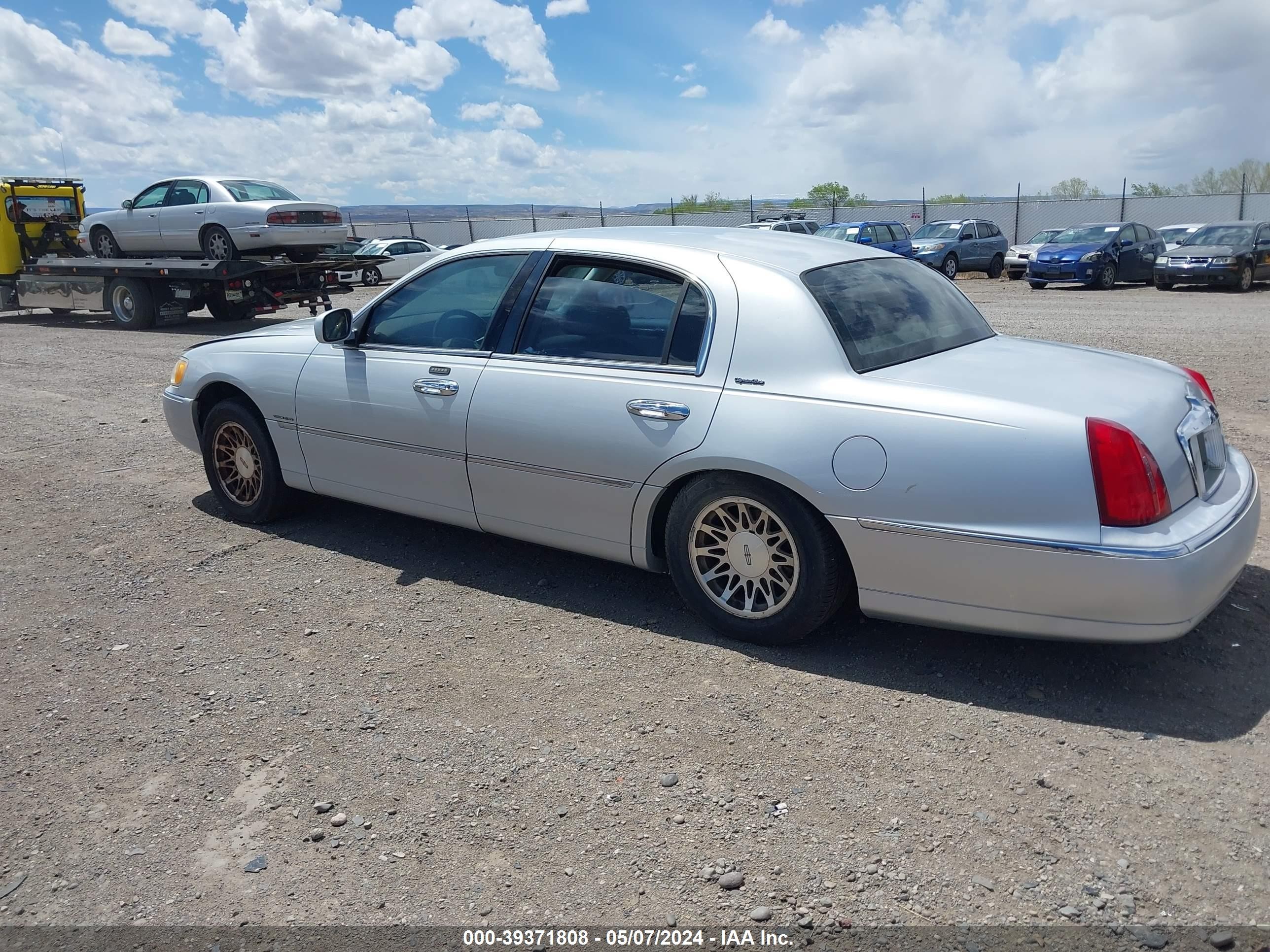 Photo 2 VIN: 1LNHM82WX1Y607187 - LINCOLN TOWN CAR 