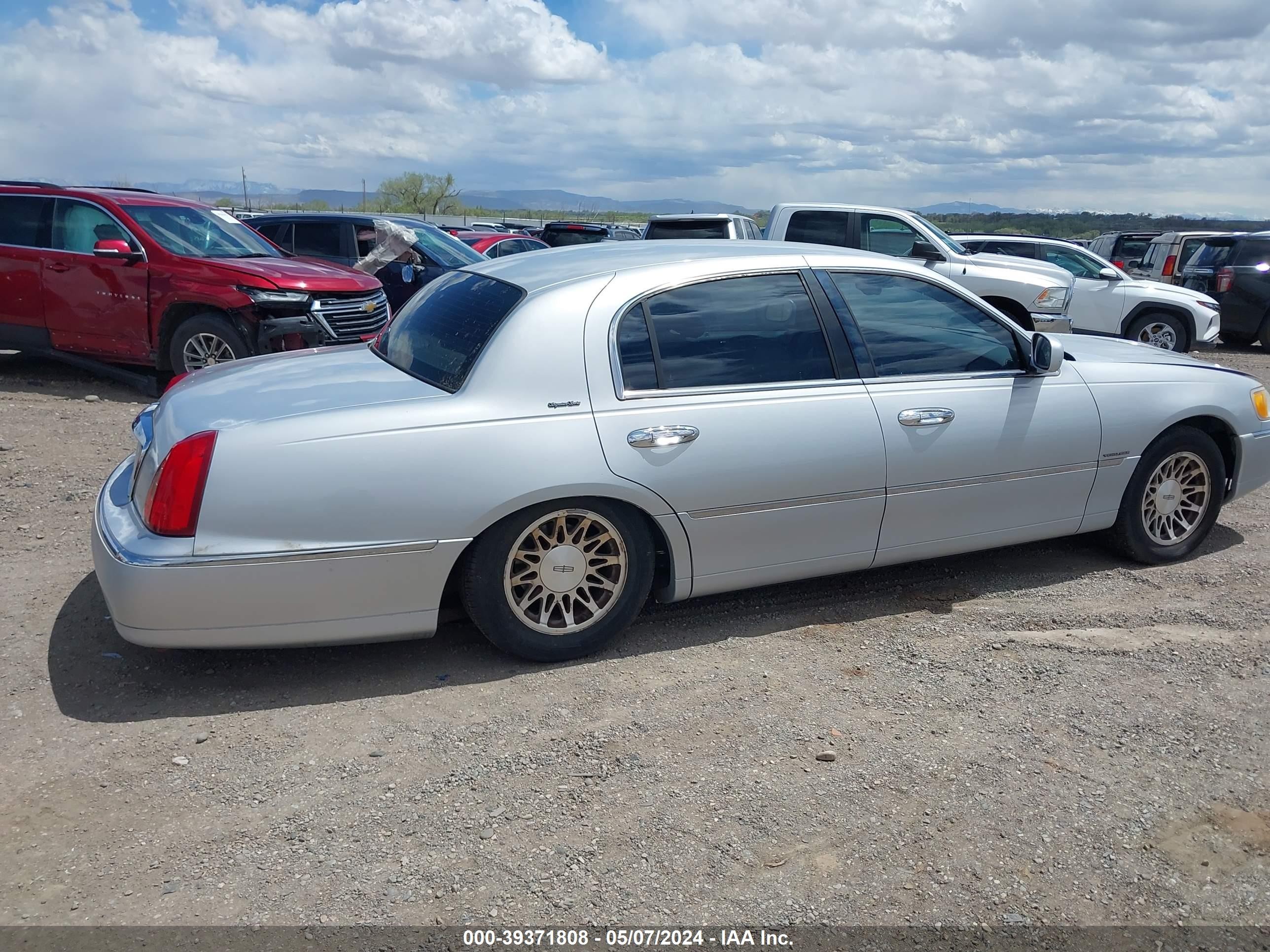 Photo 3 VIN: 1LNHM82WX1Y607187 - LINCOLN TOWN CAR 