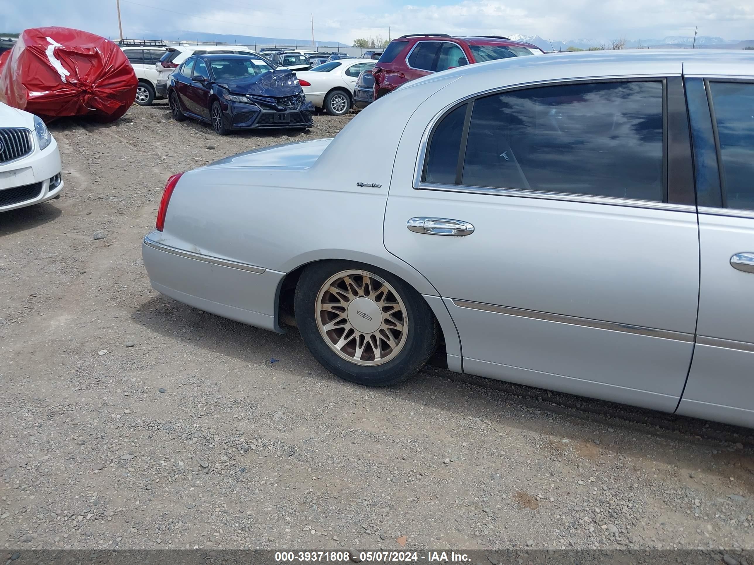 Photo 5 VIN: 1LNHM82WX1Y607187 - LINCOLN TOWN CAR 