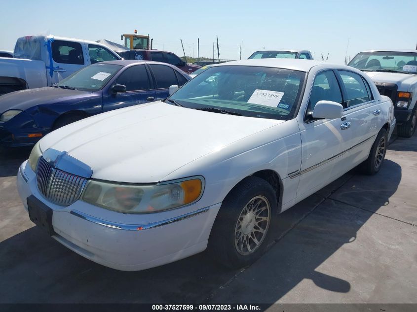 Photo 1 VIN: 1LNHM82WX2Y633113 - LINCOLN TOWN CAR 