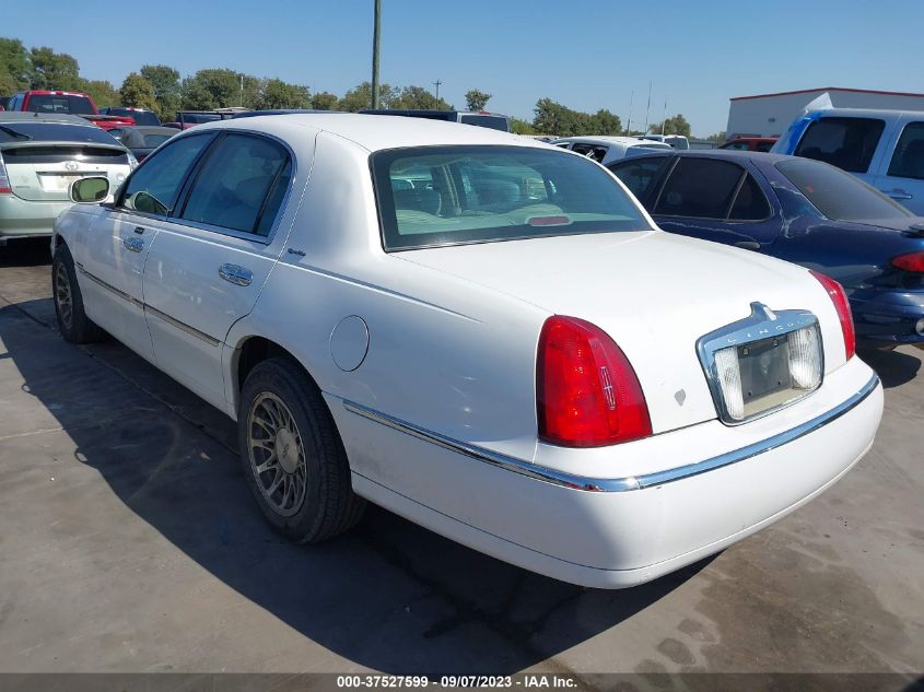 Photo 2 VIN: 1LNHM82WX2Y633113 - LINCOLN TOWN CAR 