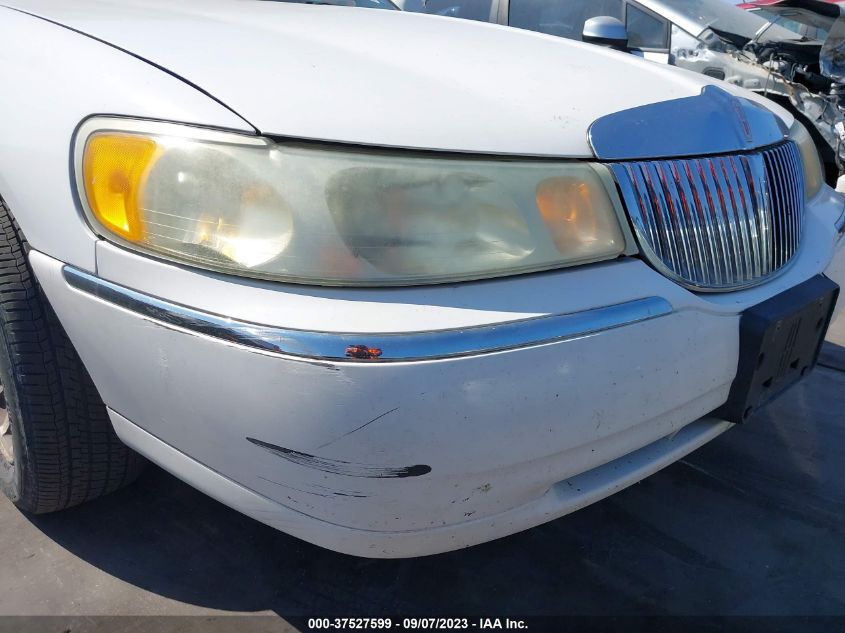 Photo 5 VIN: 1LNHM82WX2Y633113 - LINCOLN TOWN CAR 