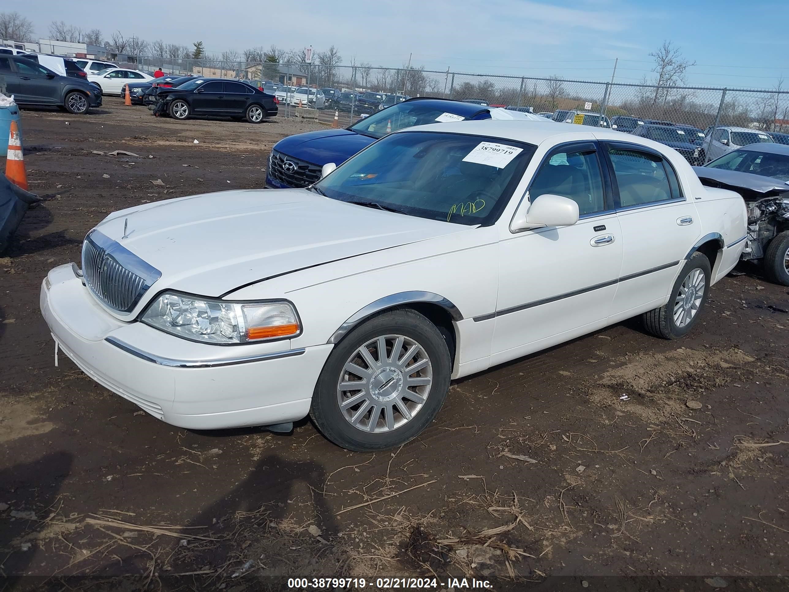 Photo 1 VIN: 1LNHM82WX3Y641455 - LINCOLN TOWN CAR 