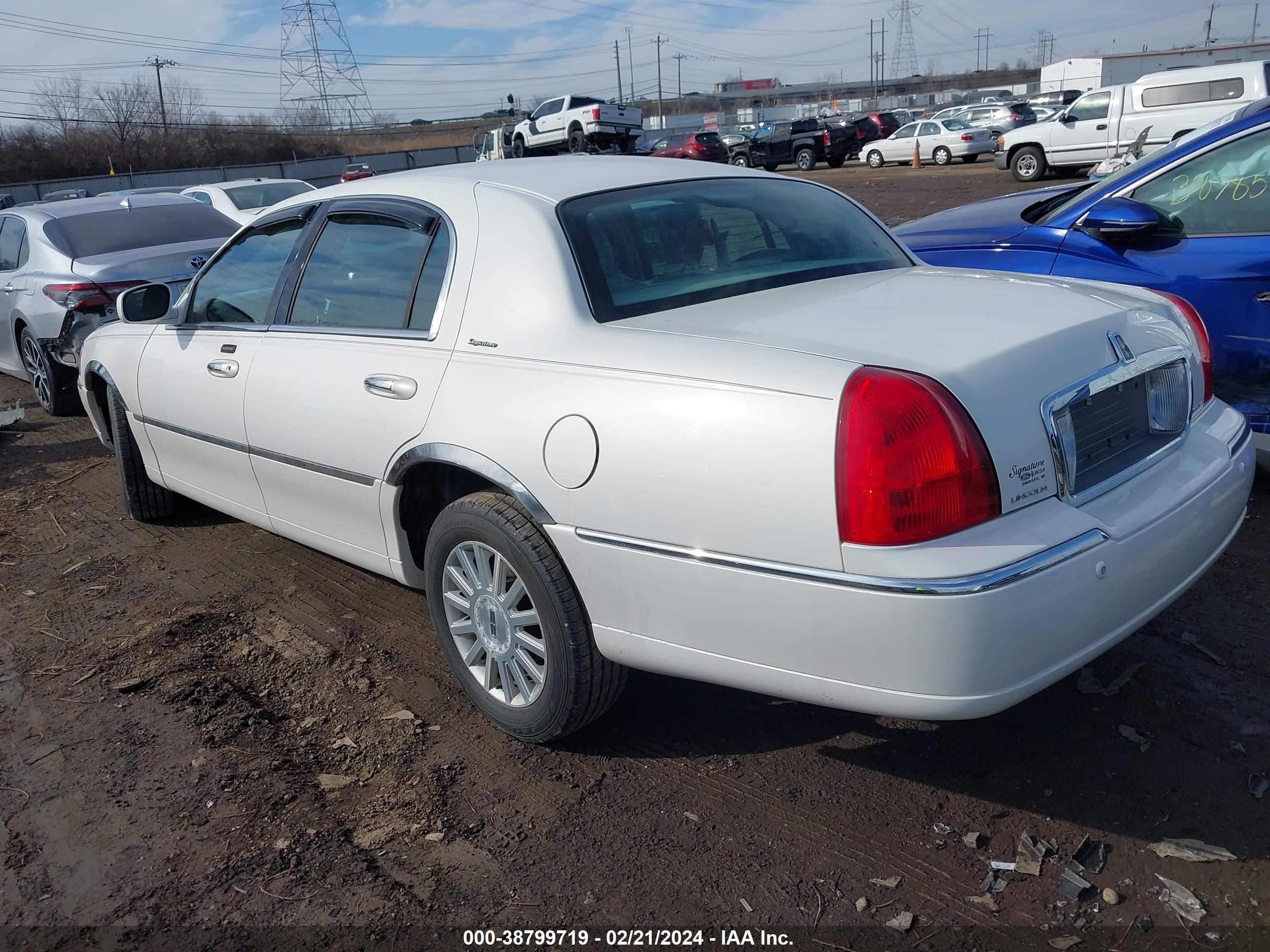 Photo 2 VIN: 1LNHM82WX3Y641455 - LINCOLN TOWN CAR 