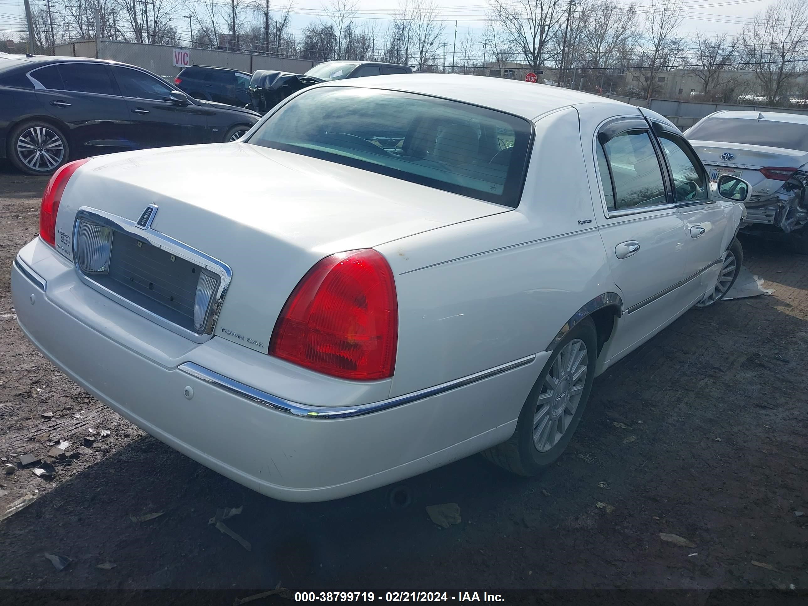 Photo 3 VIN: 1LNHM82WX3Y641455 - LINCOLN TOWN CAR 