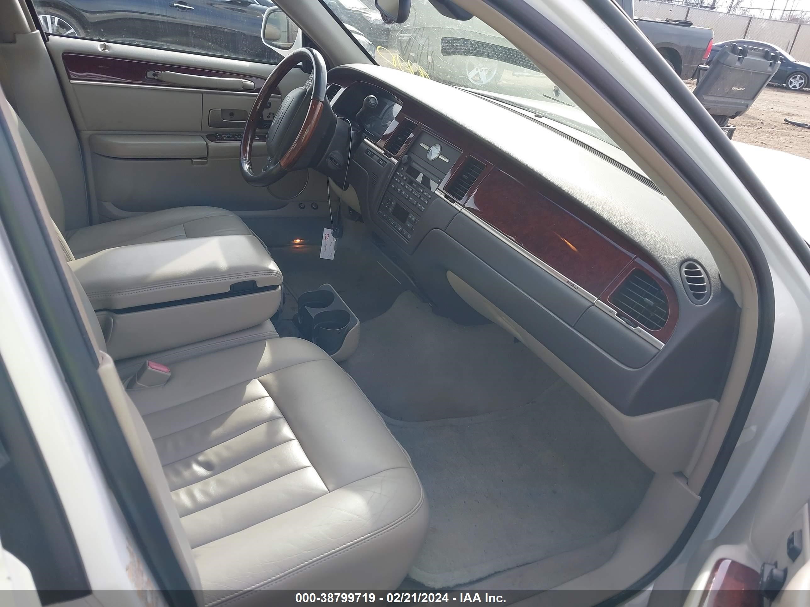 Photo 4 VIN: 1LNHM82WX3Y641455 - LINCOLN TOWN CAR 