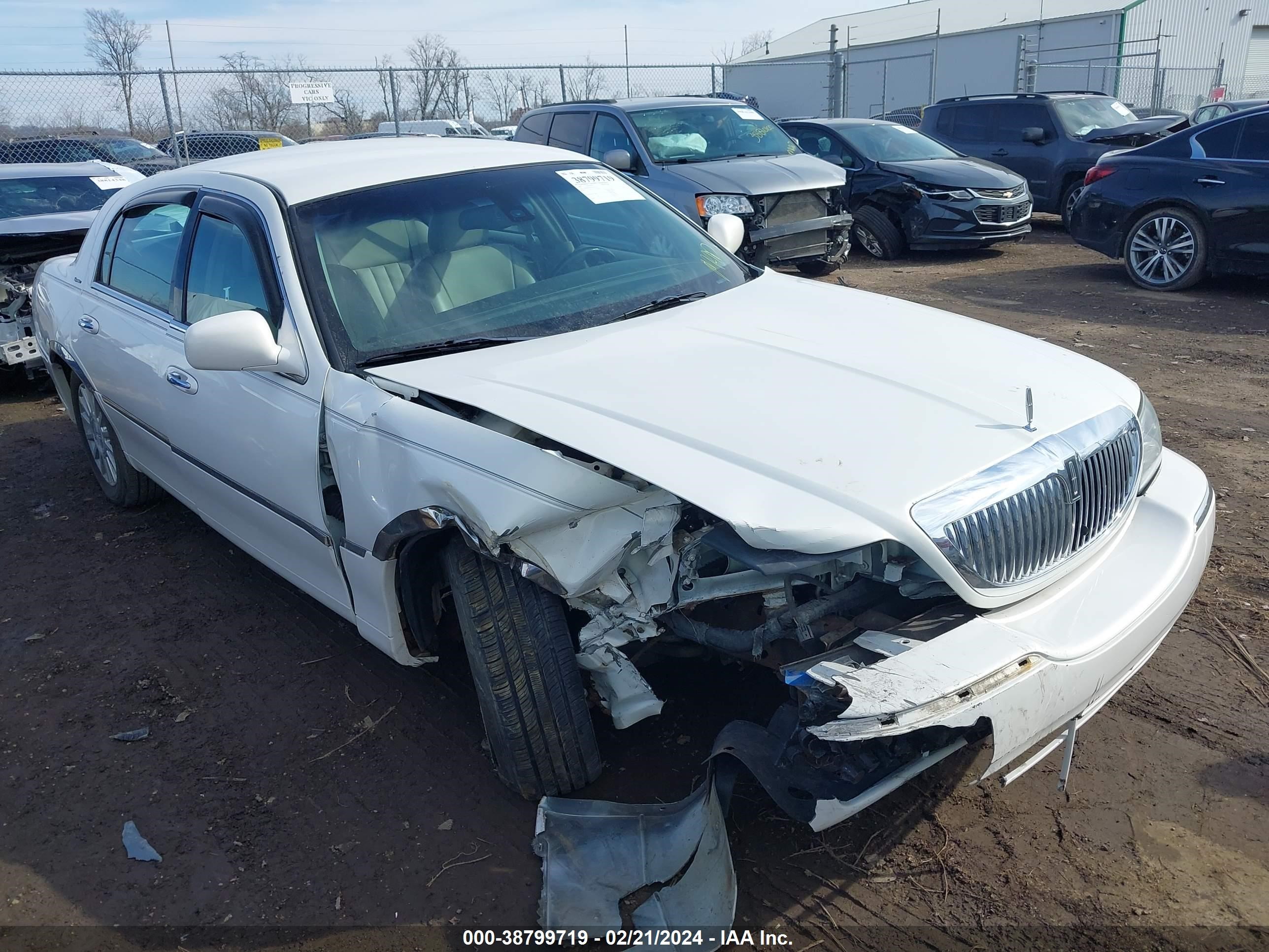 Photo 5 VIN: 1LNHM82WX3Y641455 - LINCOLN TOWN CAR 