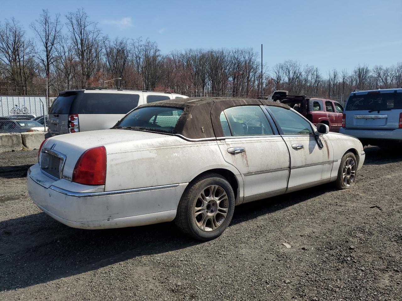 Photo 2 VIN: 1LNHM82WX3Y645683 - LINCOLN TOWN CAR 