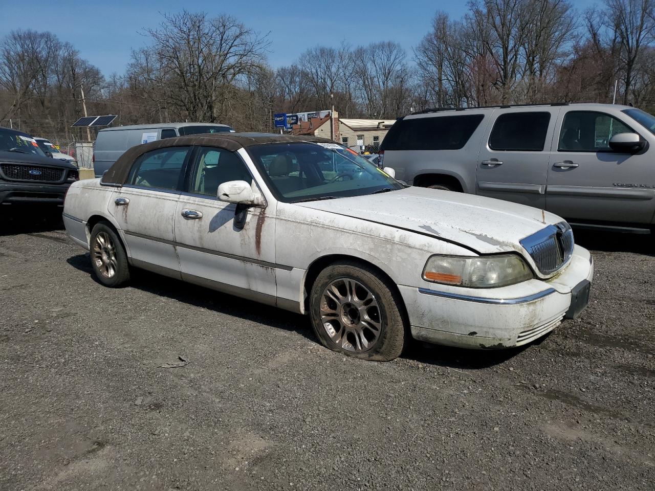 Photo 3 VIN: 1LNHM82WX3Y645683 - LINCOLN TOWN CAR 