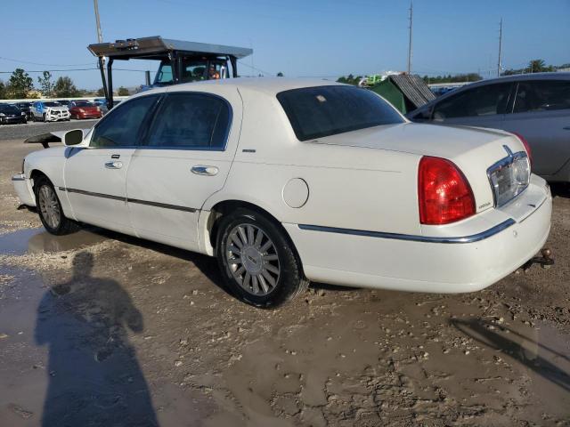 Photo 1 VIN: 1LNHM82WX3Y670955 - LINCOLN TOWN CAR S 