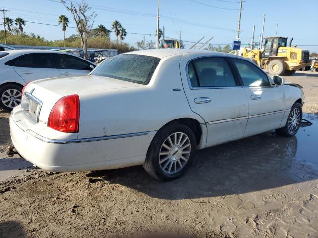 Photo 2 VIN: 1LNHM82WX3Y670955 - LINCOLN TOWN CAR S 