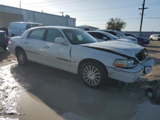 Photo 3 VIN: 1LNHM82WX3Y670955 - LINCOLN TOWN CAR S 