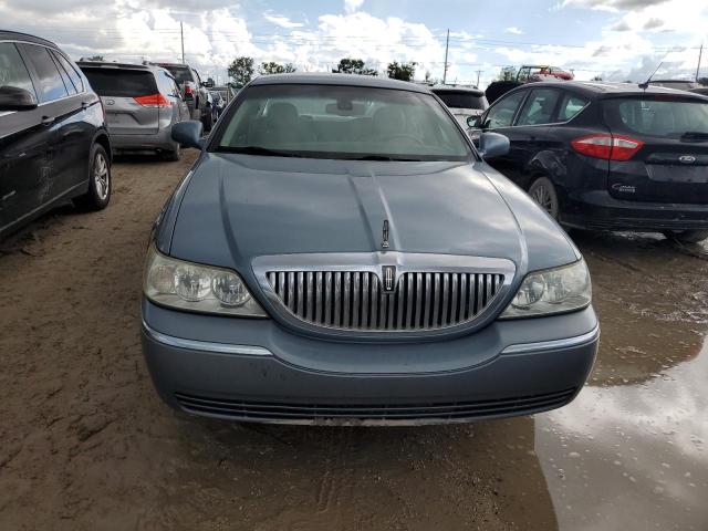 Photo 4 VIN: 1LNHM82WX3Y695550 - LINCOLN TOWN CAR S 