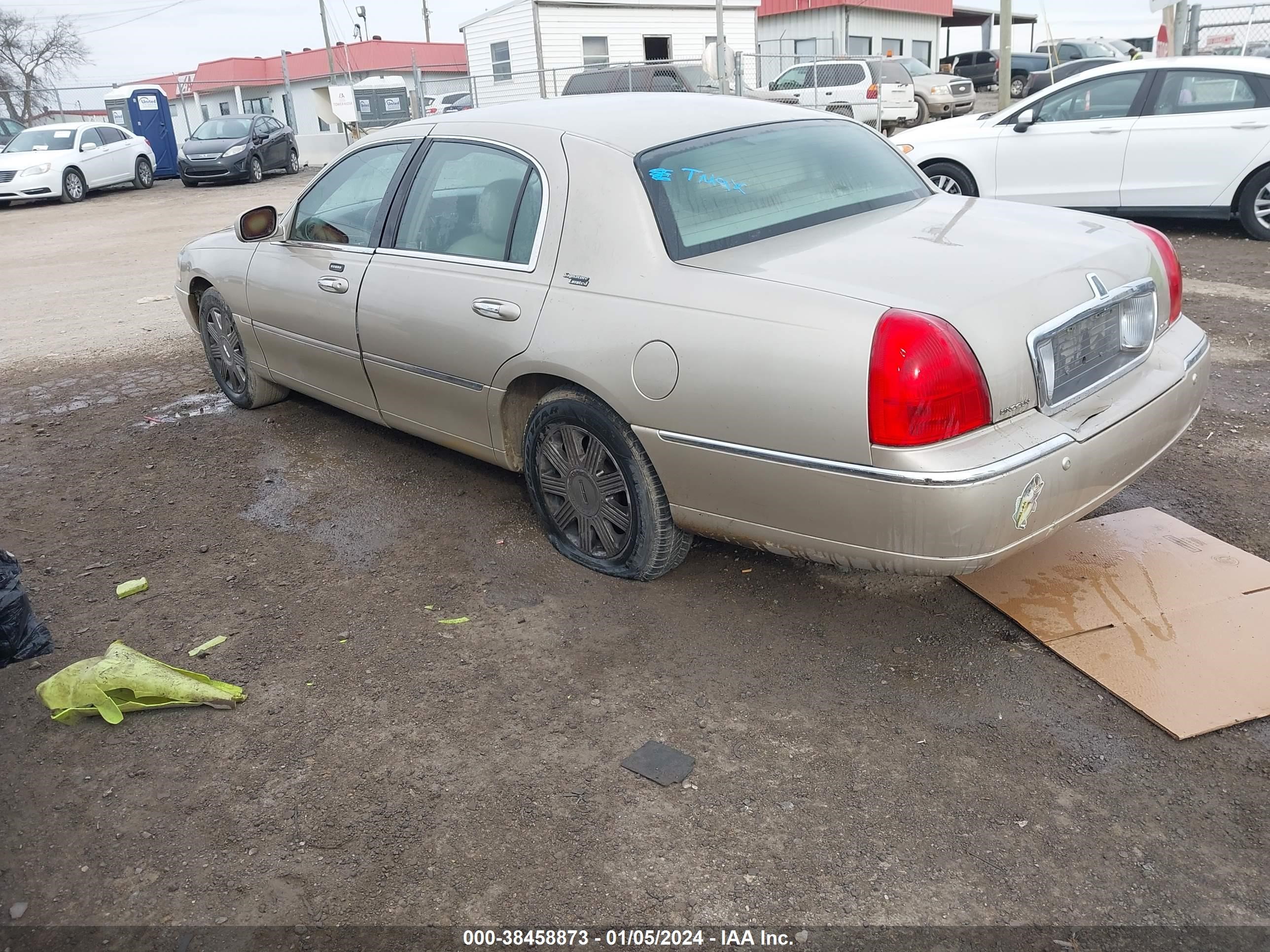 Photo 2 VIN: 1LNHM82WX5Y649686 - LINCOLN TOWN CAR 