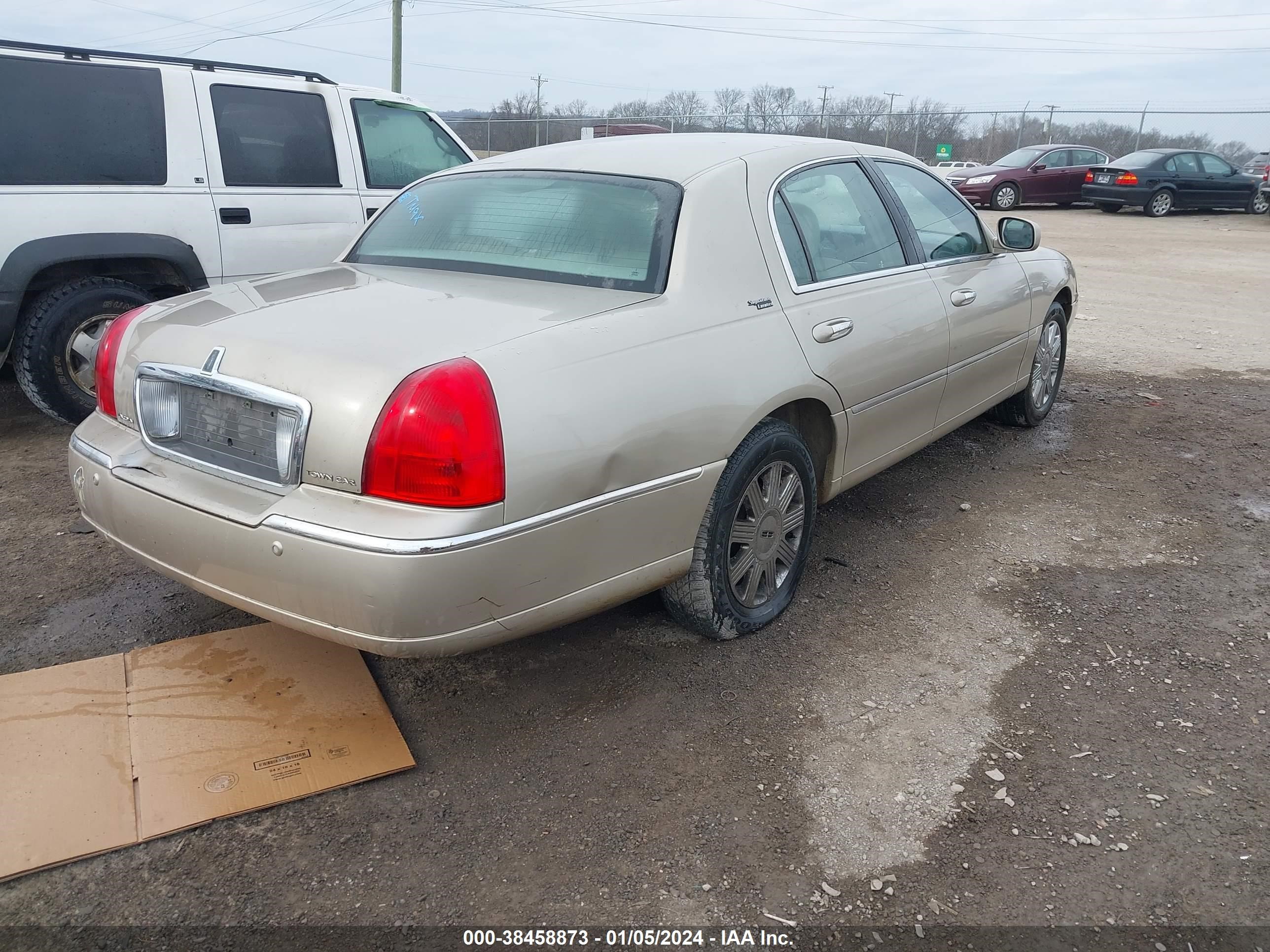 Photo 3 VIN: 1LNHM82WX5Y649686 - LINCOLN TOWN CAR 