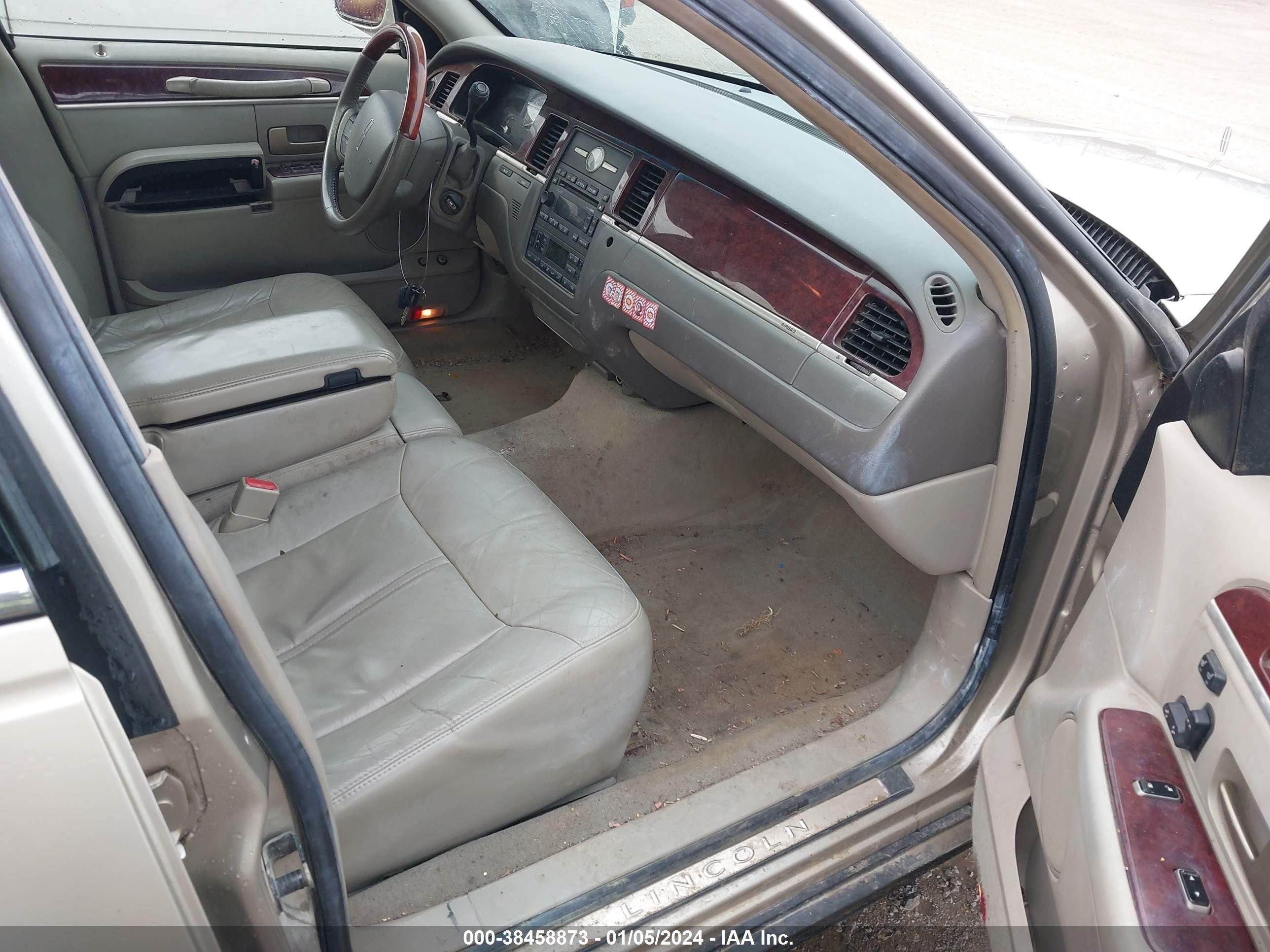 Photo 4 VIN: 1LNHM82WX5Y649686 - LINCOLN TOWN CAR 