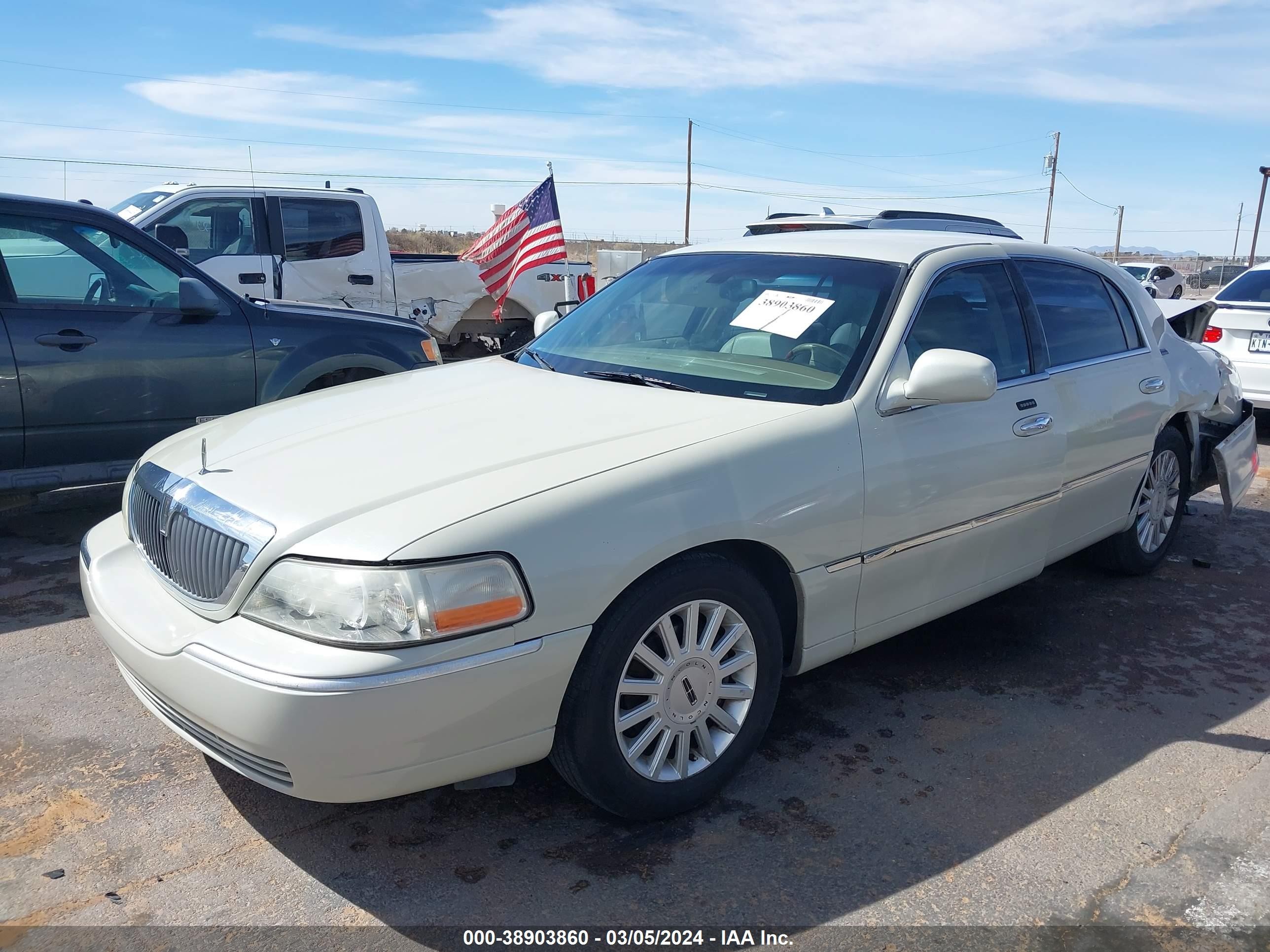 Photo 1 VIN: 1LNHM82WX5Y667380 - LINCOLN TOWN CAR 