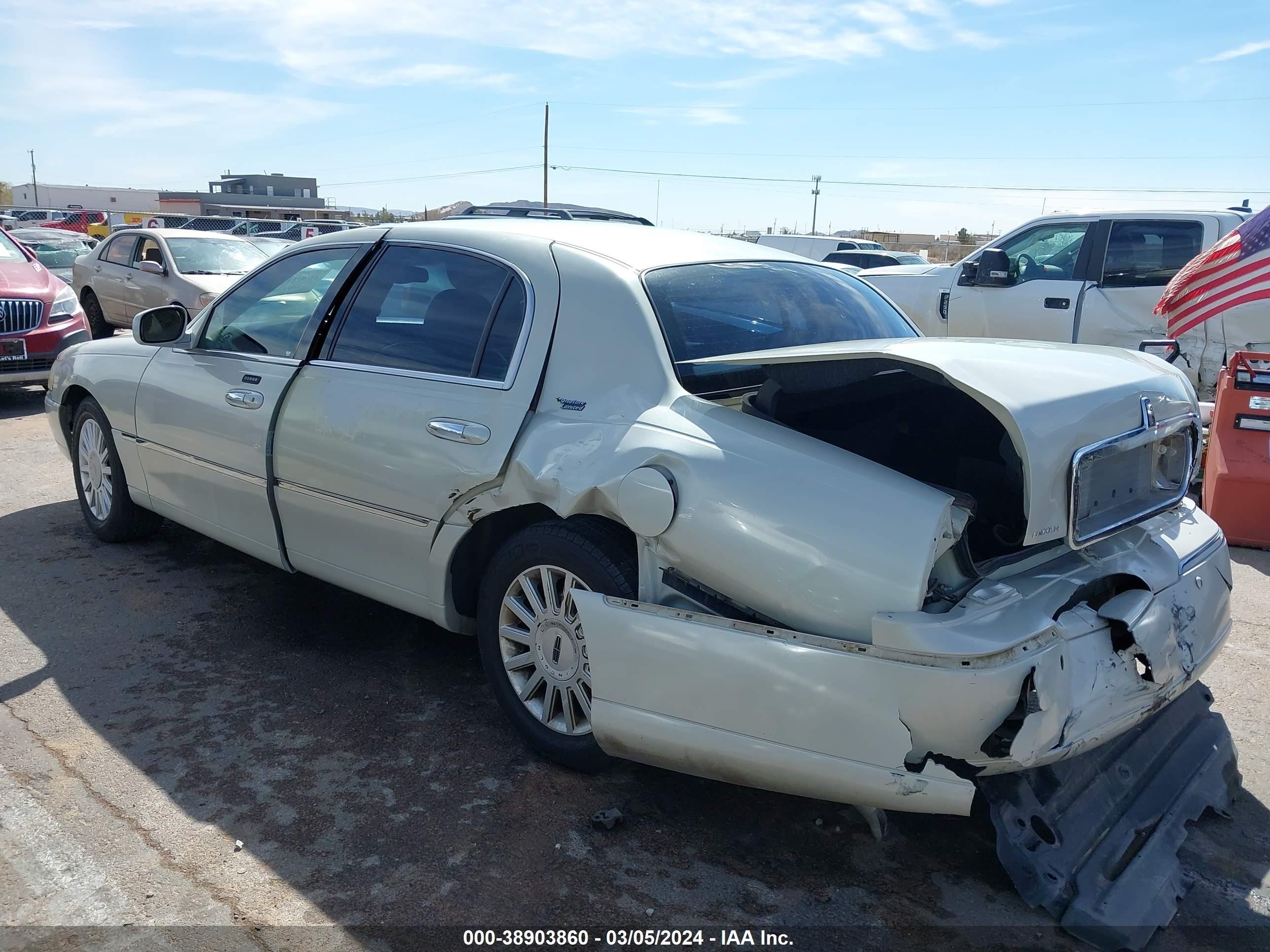 Photo 2 VIN: 1LNHM82WX5Y667380 - LINCOLN TOWN CAR 