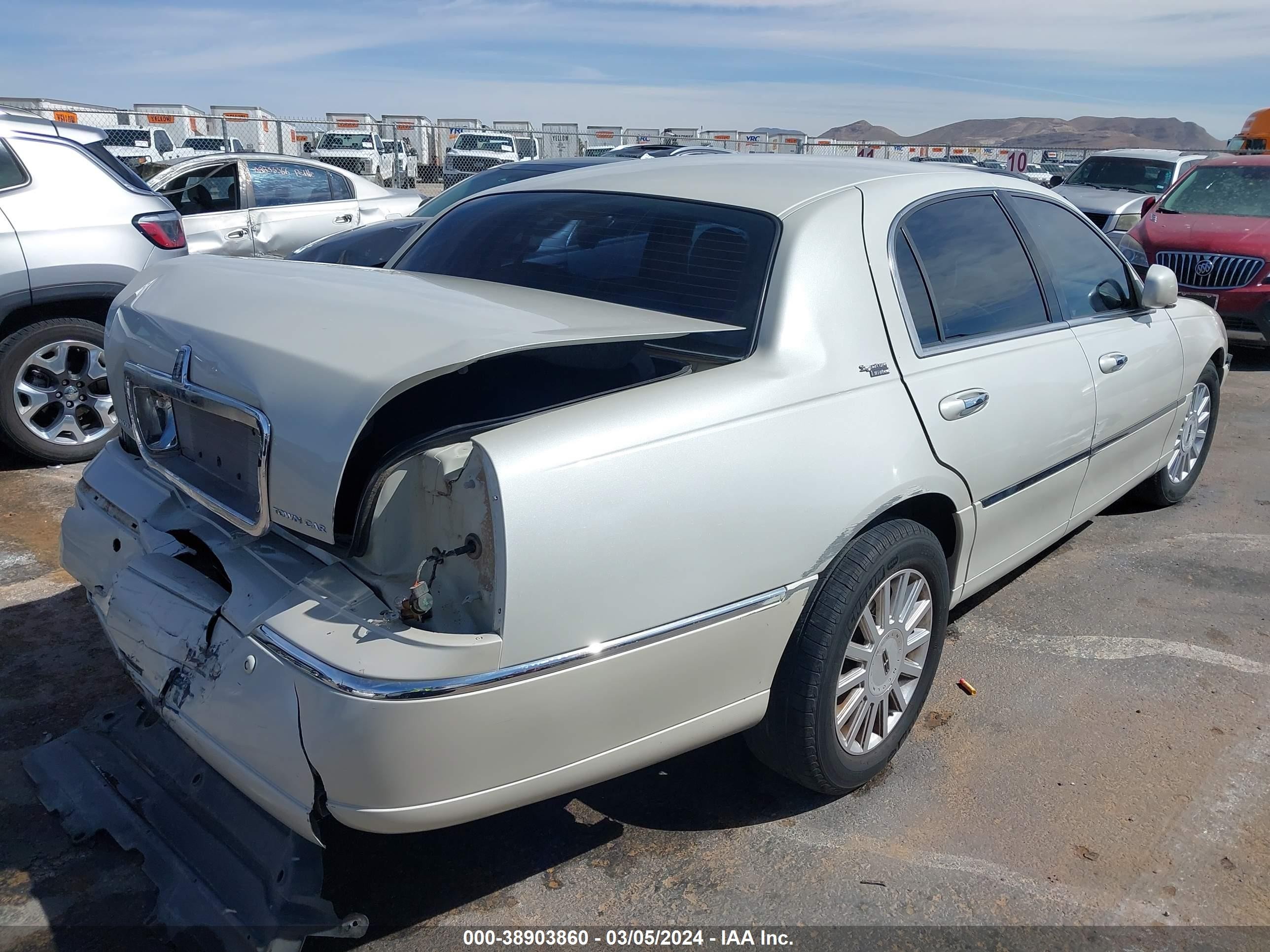 Photo 3 VIN: 1LNHM82WX5Y667380 - LINCOLN TOWN CAR 