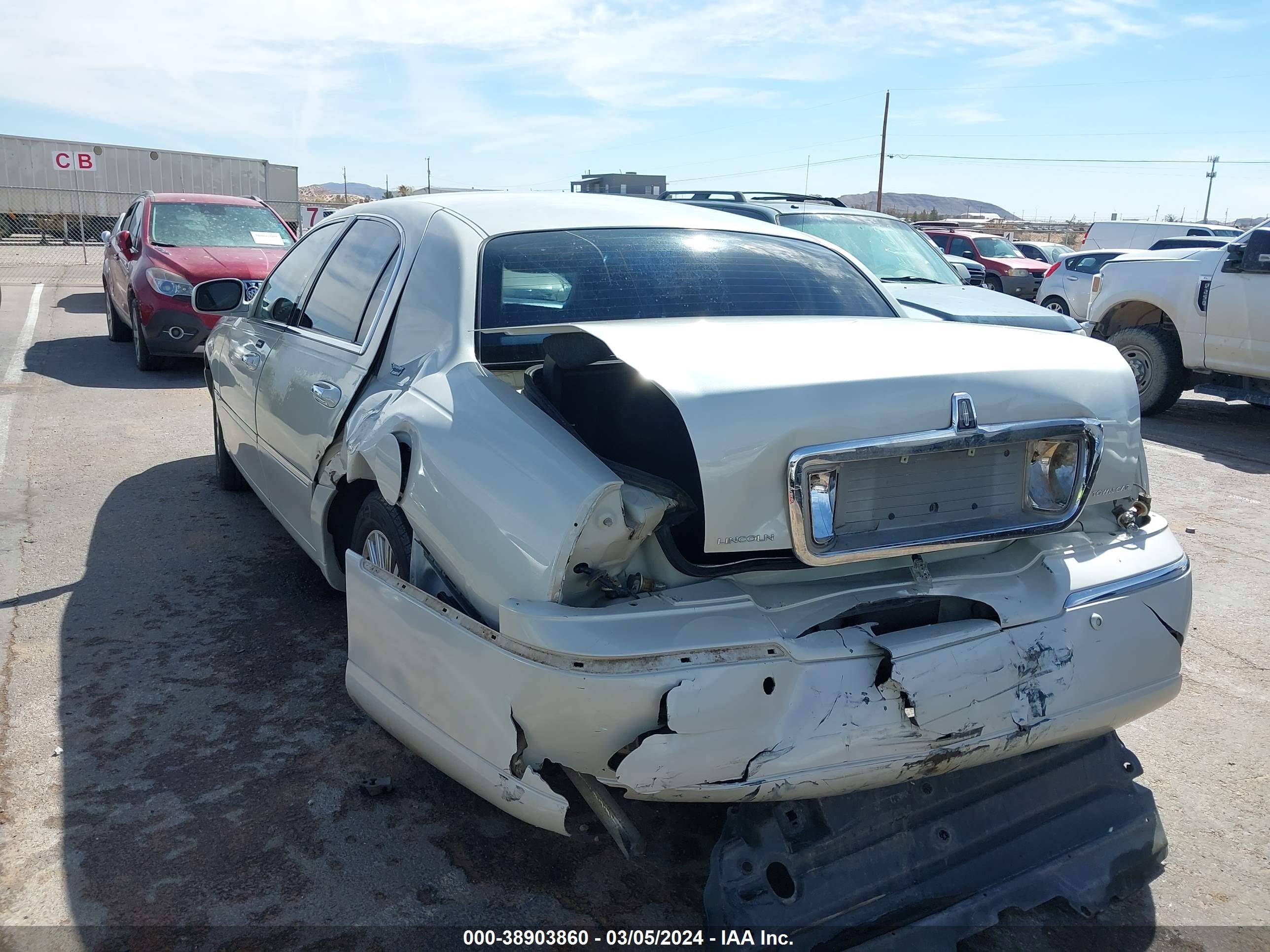 Photo 5 VIN: 1LNHM82WX5Y667380 - LINCOLN TOWN CAR 