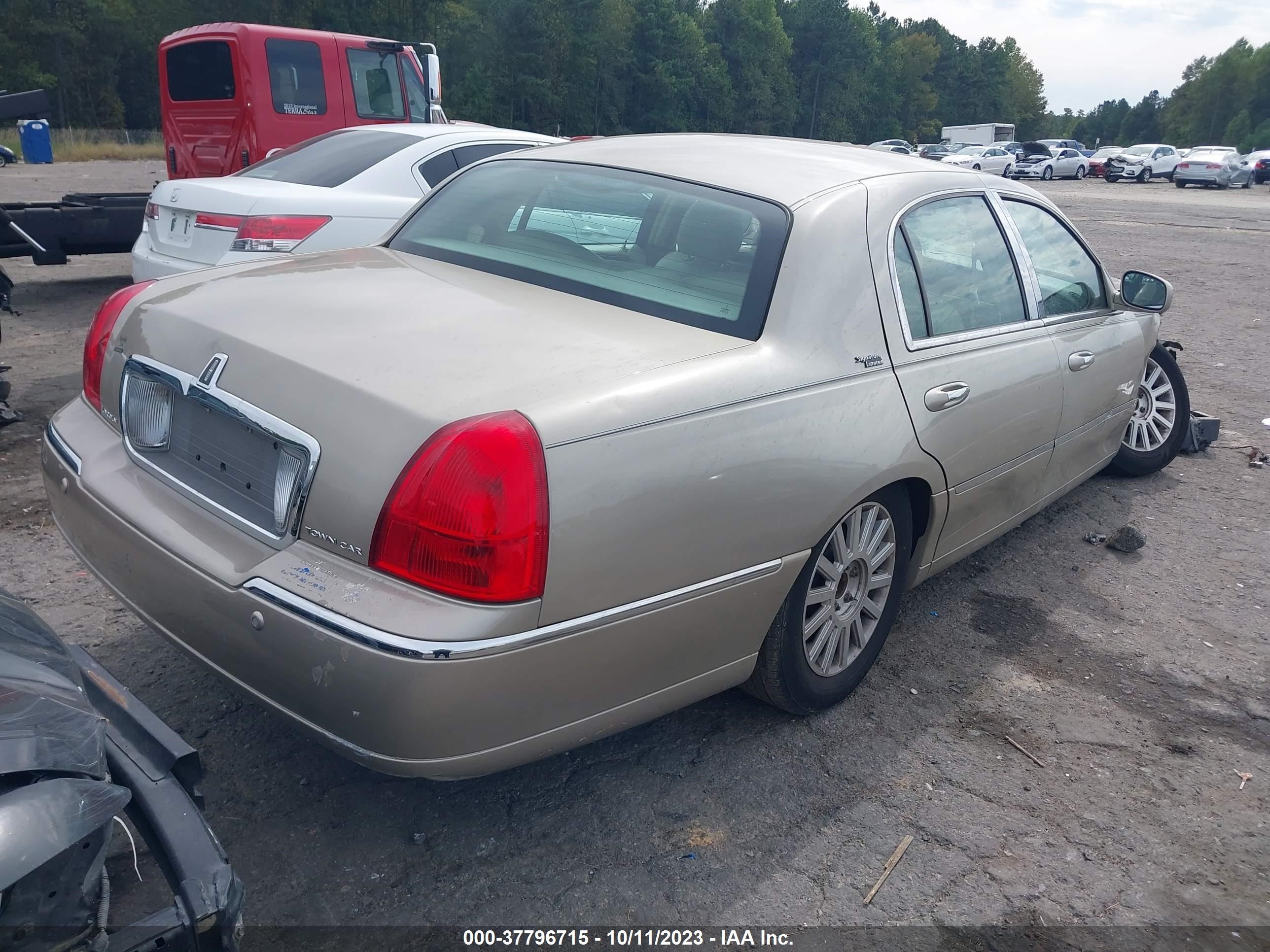 Photo 2 VIN: 1LNHM82WX5Y669579 - LINCOLN TOWN CAR 