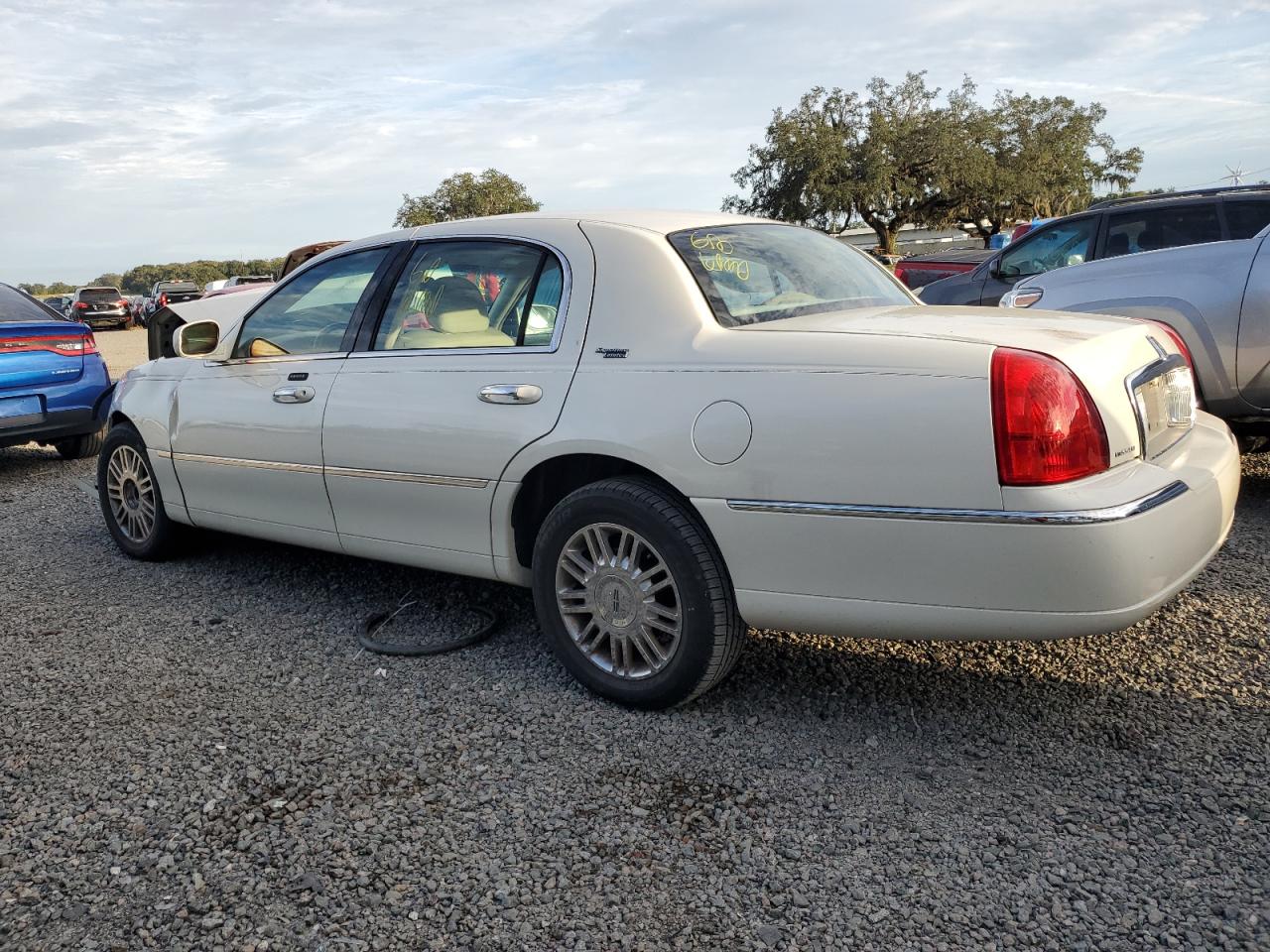 Photo 1 VIN: 1LNHM82WX6Y640634 - LINCOLN TOWN CAR 