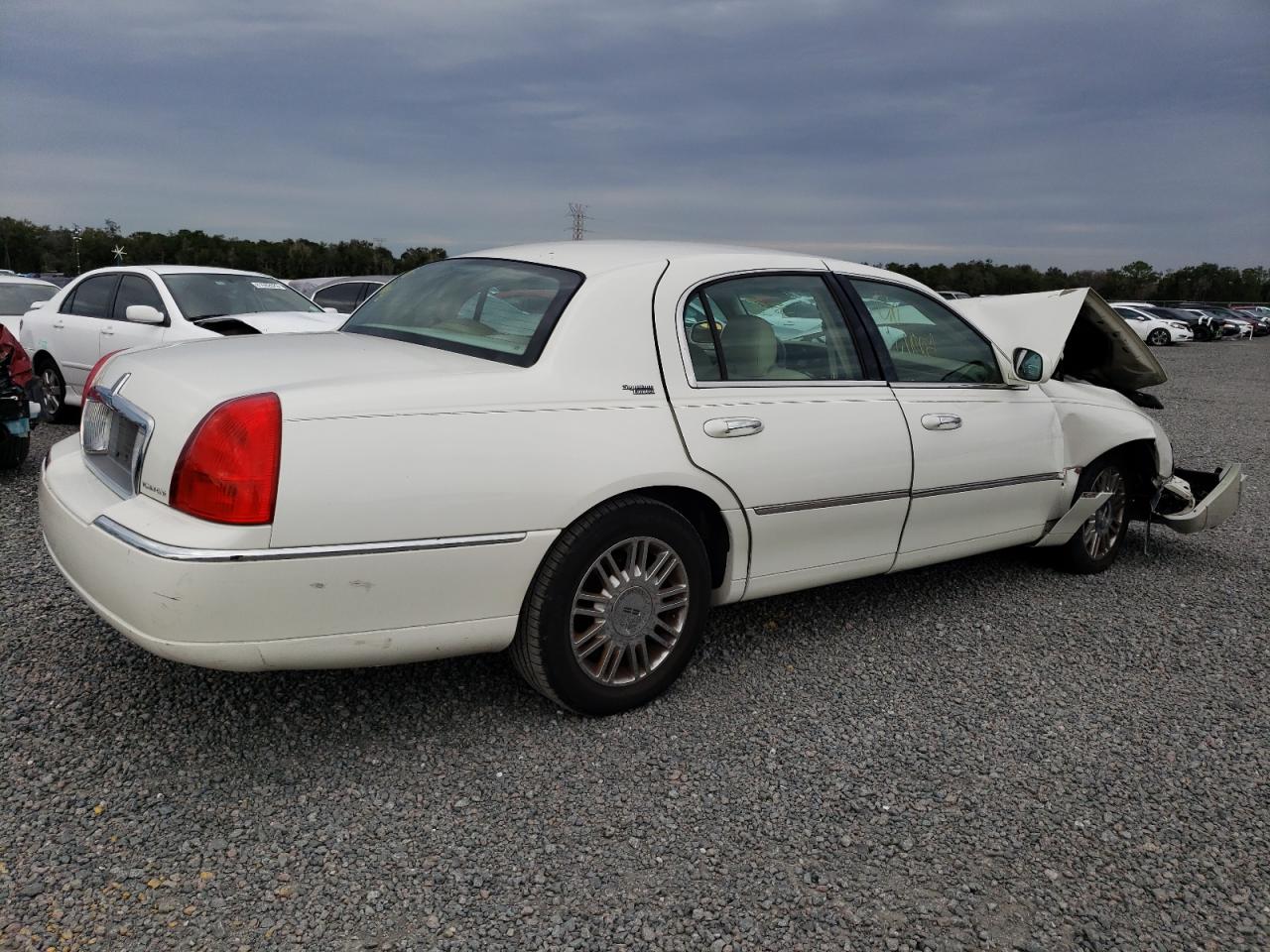 Photo 2 VIN: 1LNHM82WX6Y640634 - LINCOLN TOWN CAR 