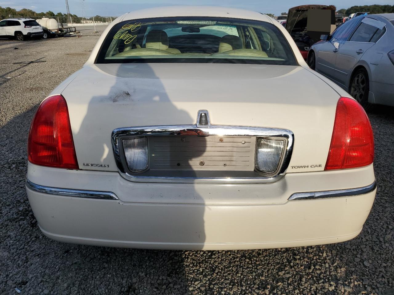 Photo 5 VIN: 1LNHM82WX6Y640634 - LINCOLN TOWN CAR 