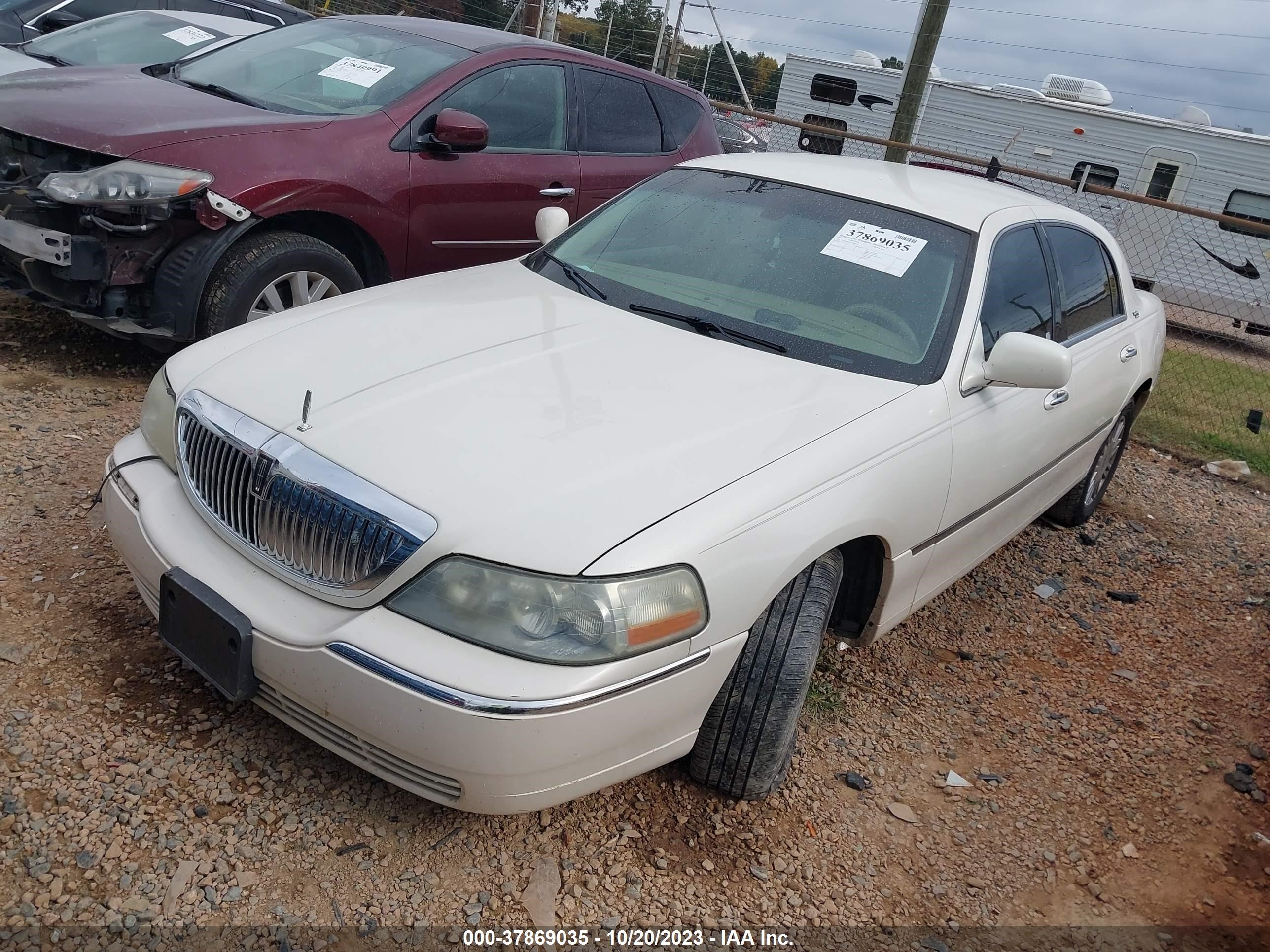 Photo 1 VIN: 1LNHM82WX7Y602032 - LINCOLN TOWN CAR 