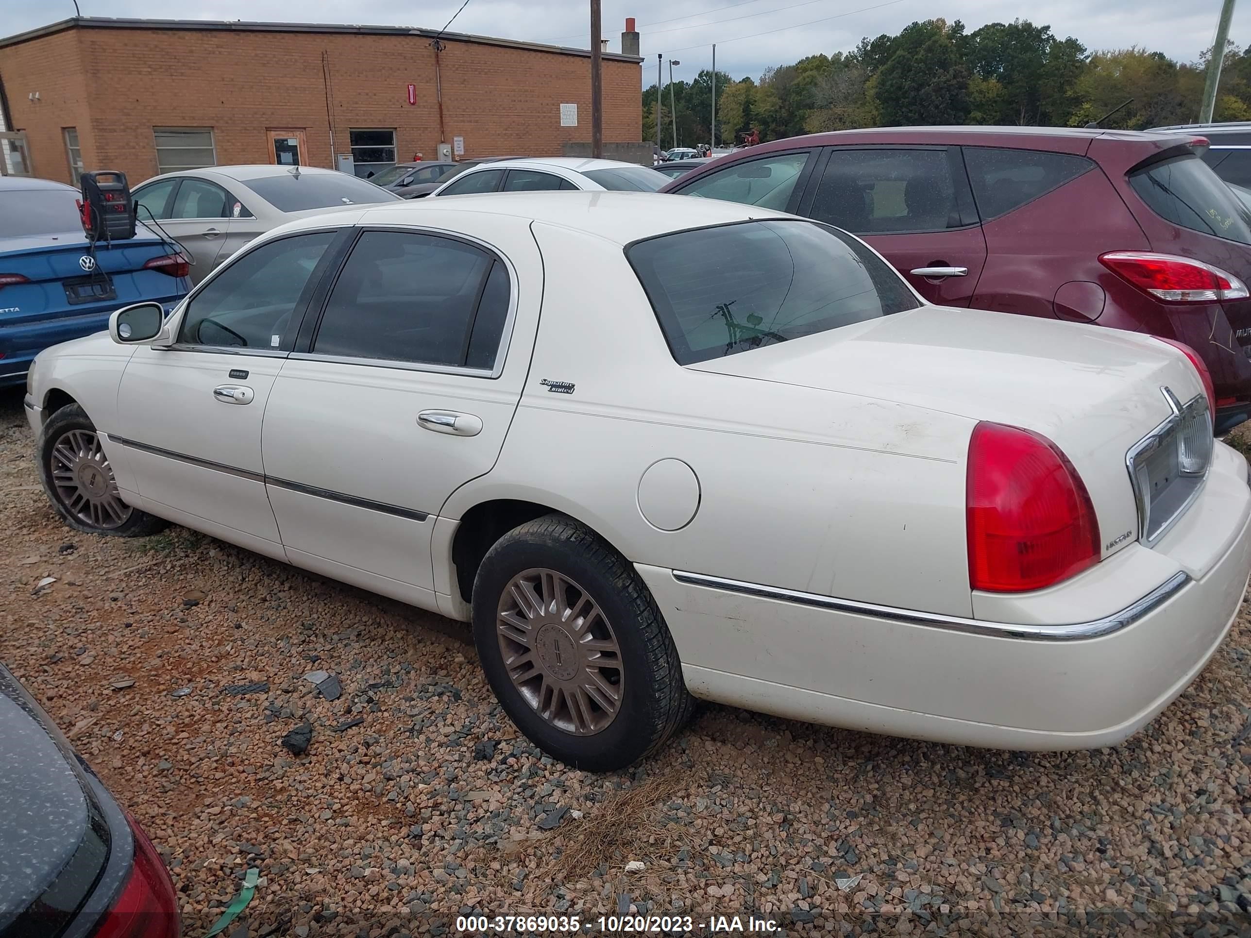 Photo 2 VIN: 1LNHM82WX7Y602032 - LINCOLN TOWN CAR 