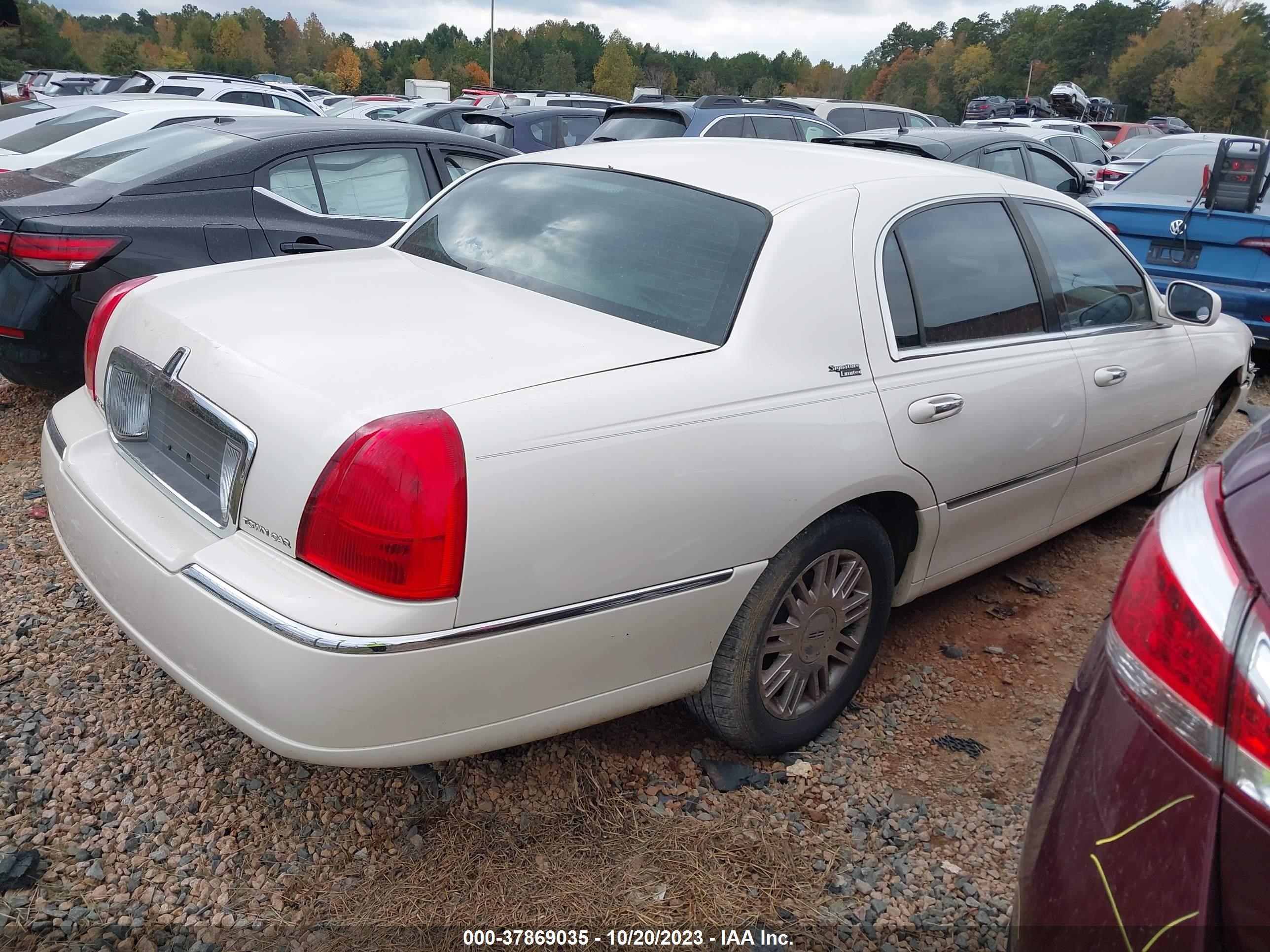 Photo 3 VIN: 1LNHM82WX7Y602032 - LINCOLN TOWN CAR 