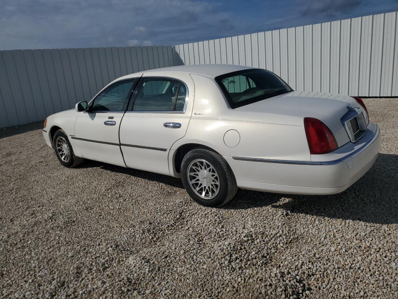 Photo 1 VIN: 1LNHM82WXYY902686 - LINCOLN TOWN CAR 