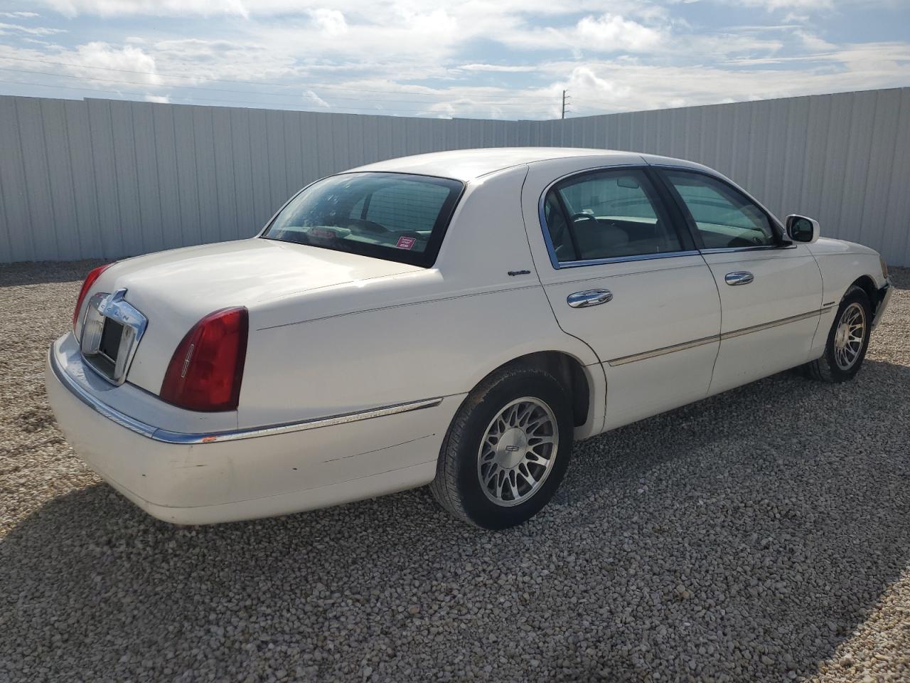 Photo 2 VIN: 1LNHM82WXYY902686 - LINCOLN TOWN CAR 