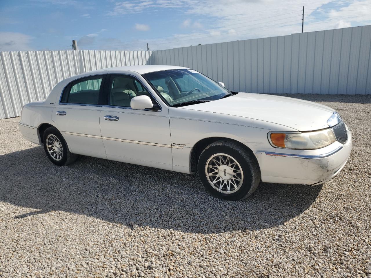 Photo 3 VIN: 1LNHM82WXYY902686 - LINCOLN TOWN CAR 