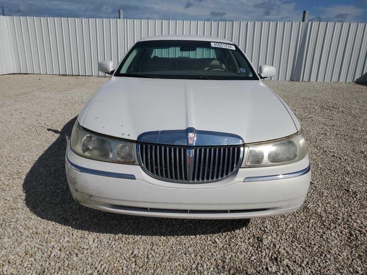 Photo 4 VIN: 1LNHM82WXYY902686 - LINCOLN TOWN CAR 