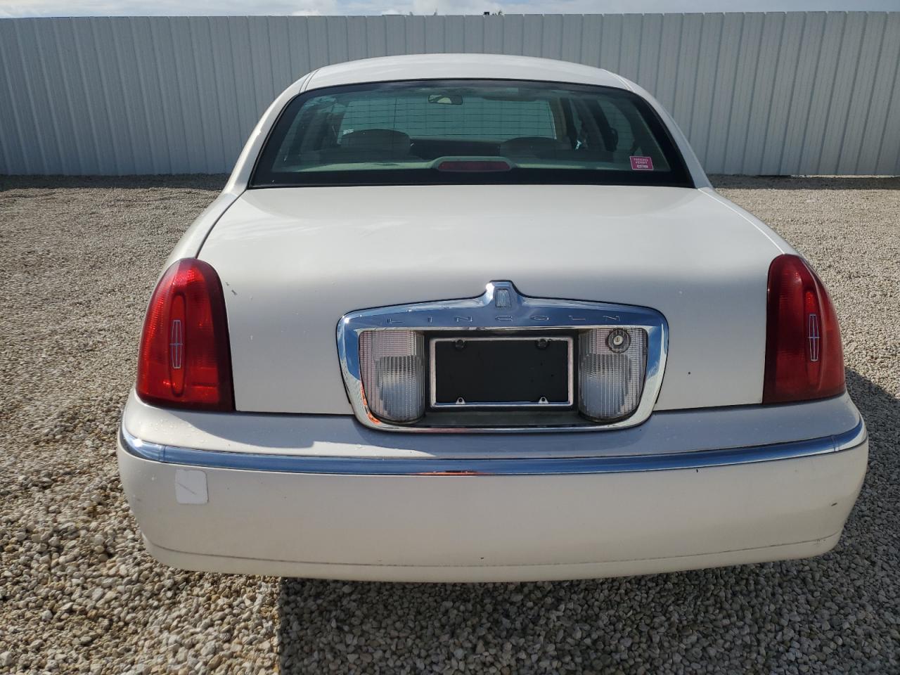 Photo 5 VIN: 1LNHM82WXYY902686 - LINCOLN TOWN CAR 